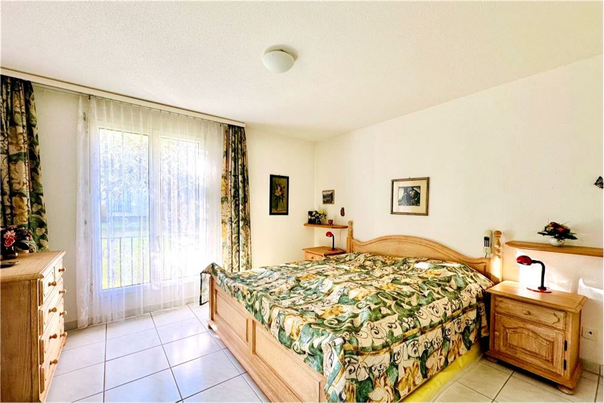 Schlafzimmer mit Balkonfenster