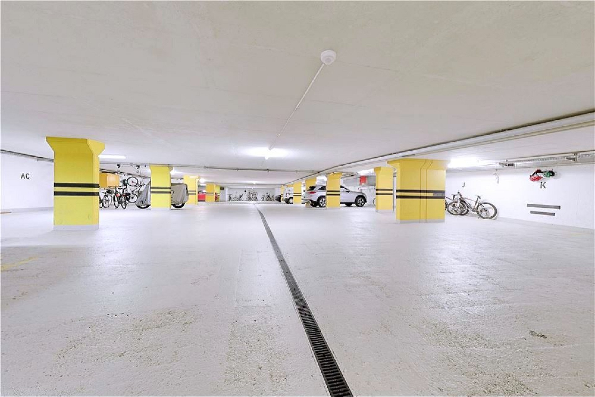 Tiefgarage mit Stellplätzen