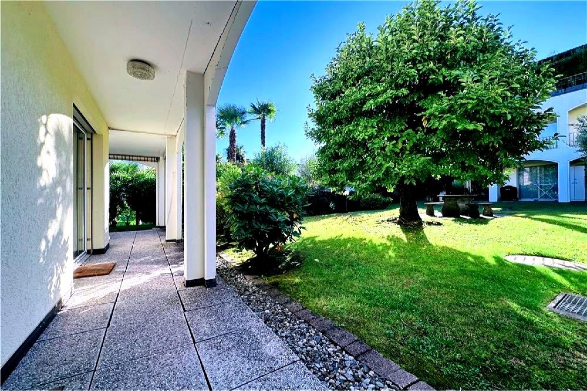 Außenansicht von Terrasse und Garten