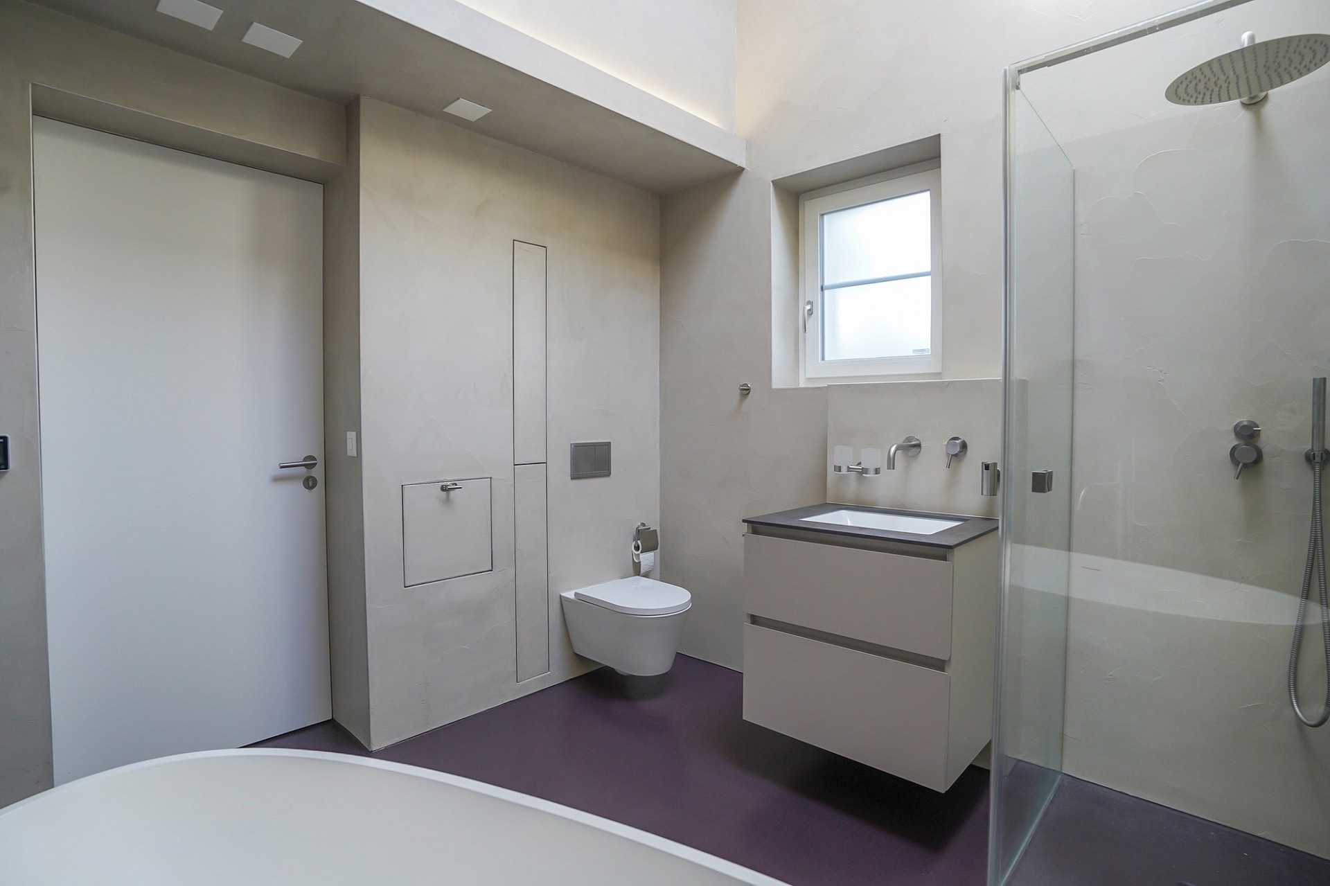 Modernes Badezimmer mit Dusche und Vorwand-Elementen