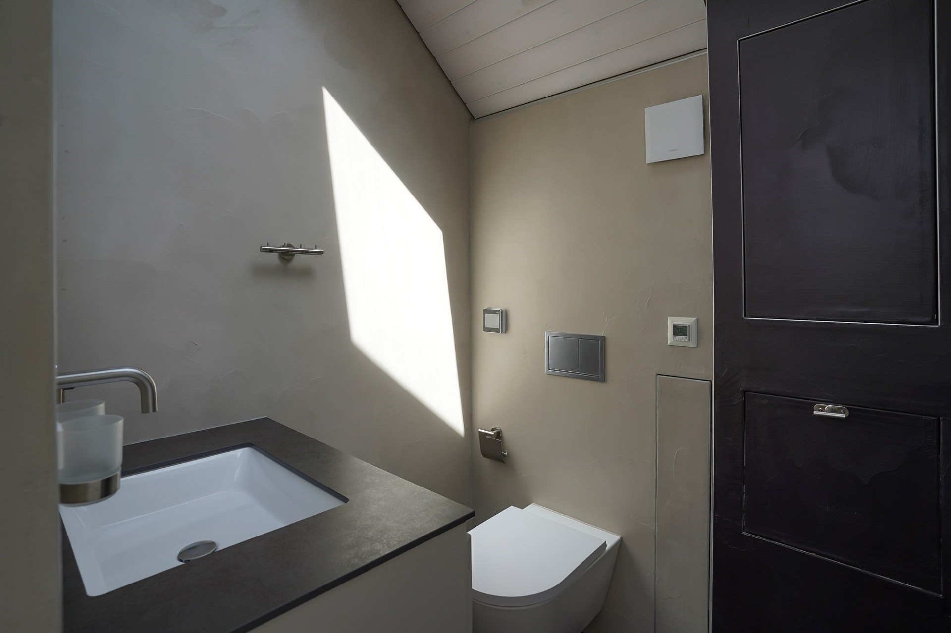 Modernes Gäste-WC mit Tageslicht