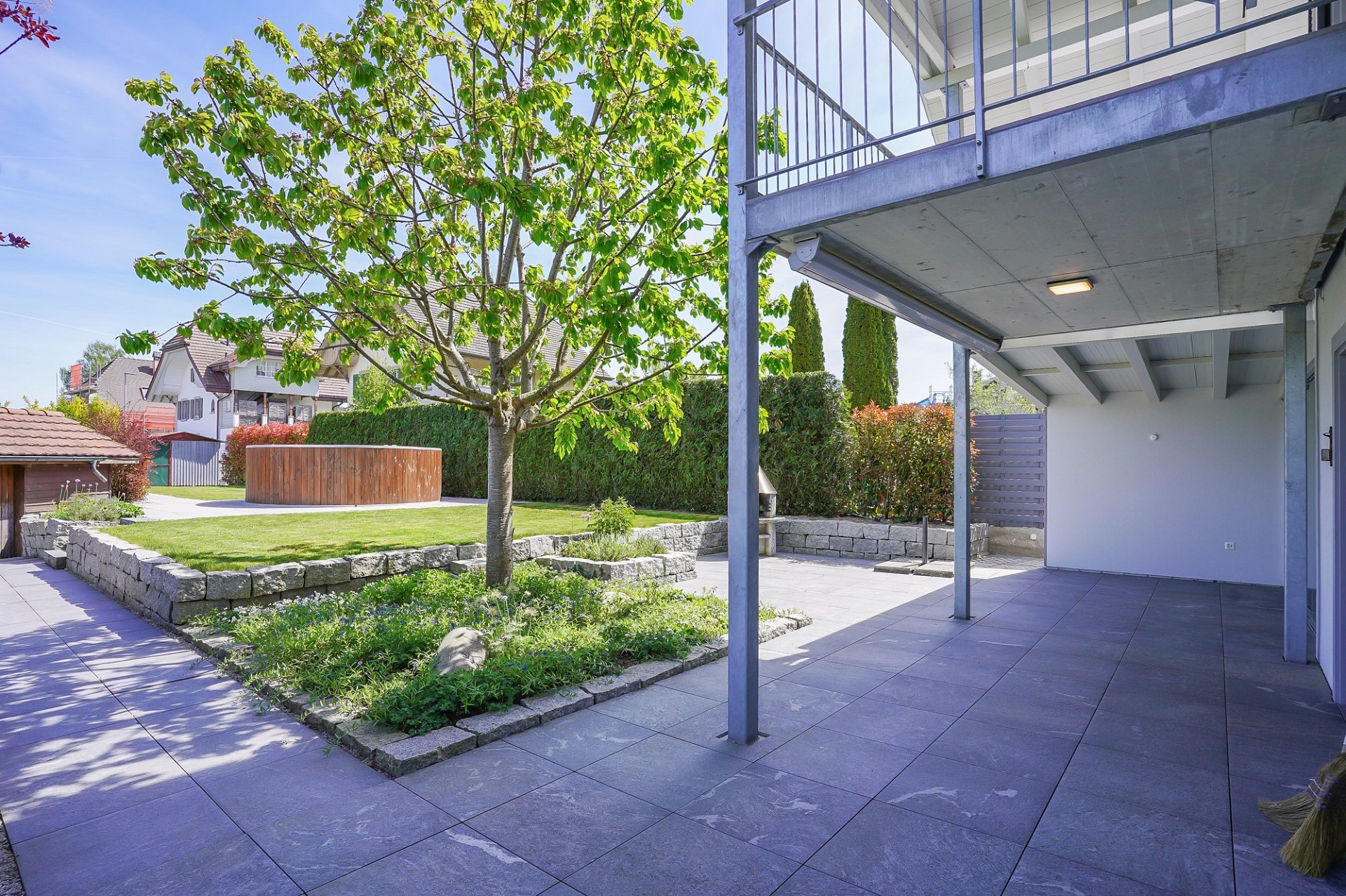 Gepflegter Garten mit Terrasse und Carport