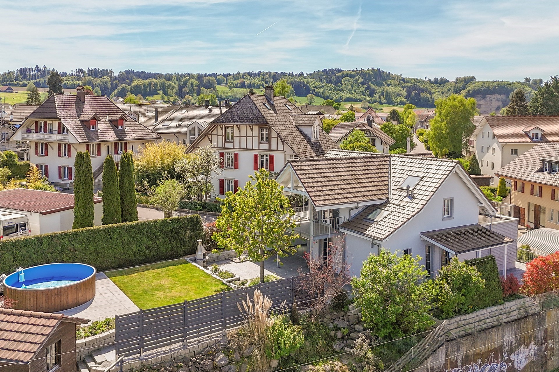Luftaufnahme eines Wohnviertels mit Garten und Pool