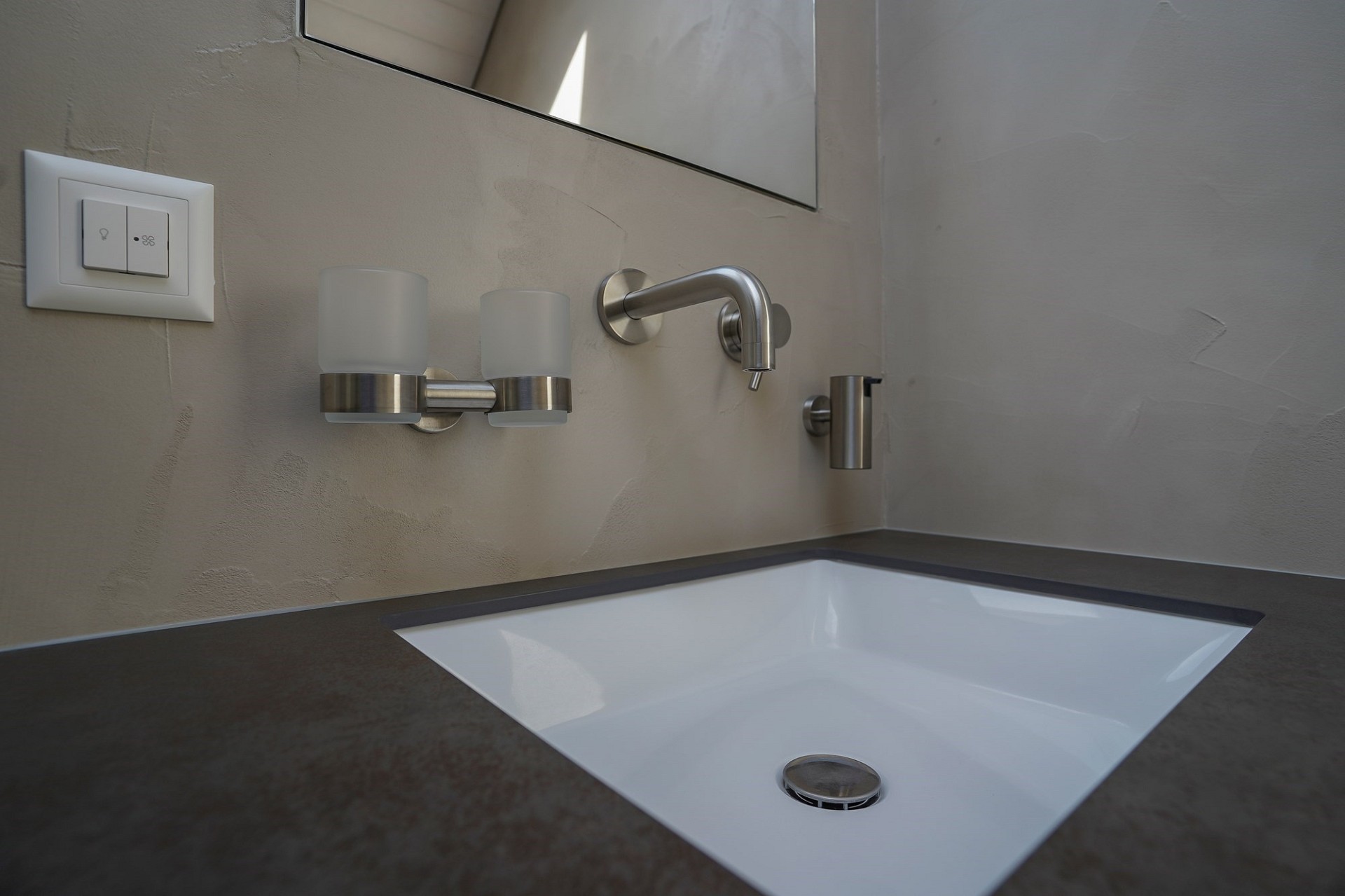 Modernes Waschbecken mit Armaturen