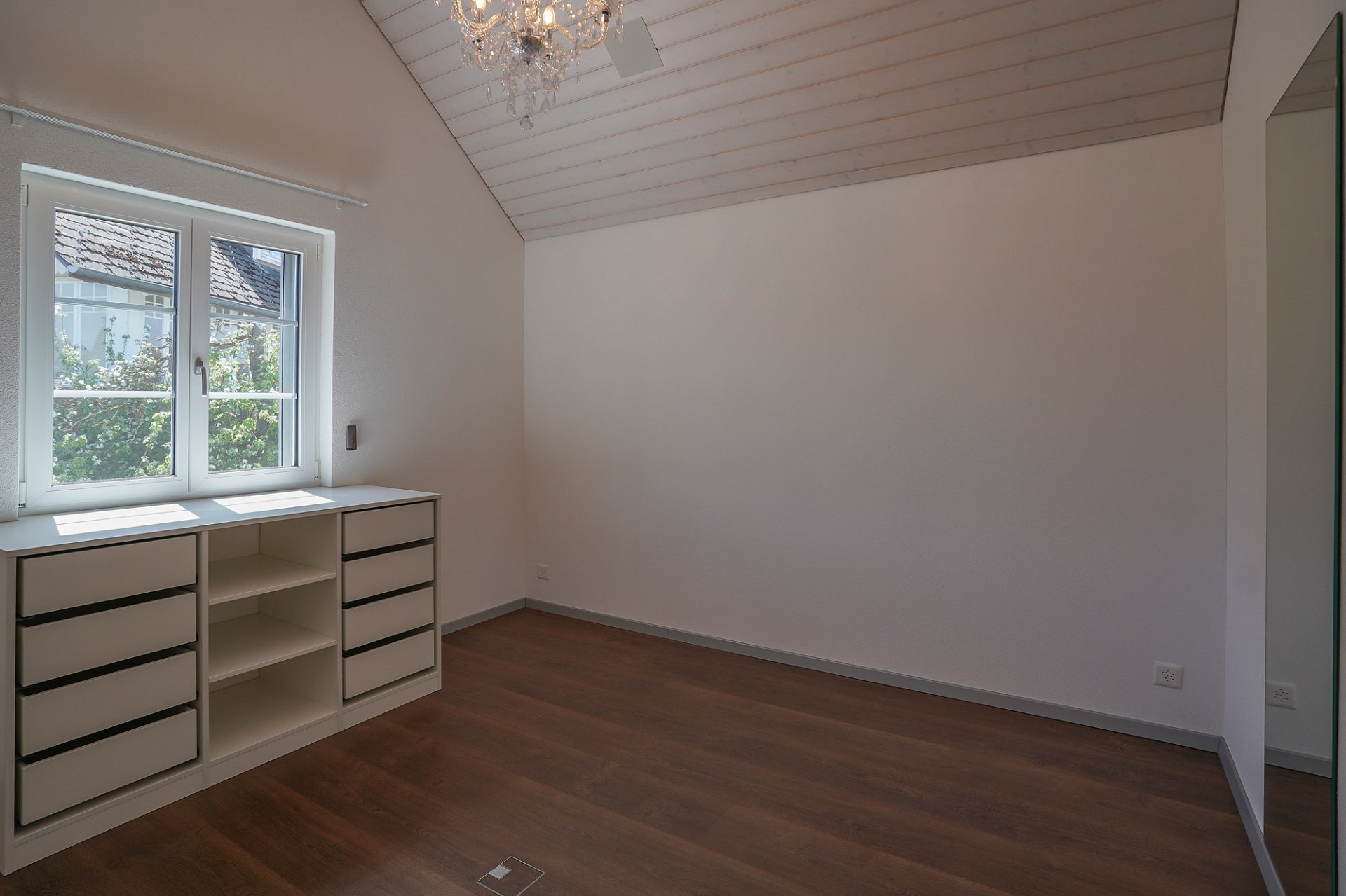 Helles Ankleidezimmer mit Dachschräge