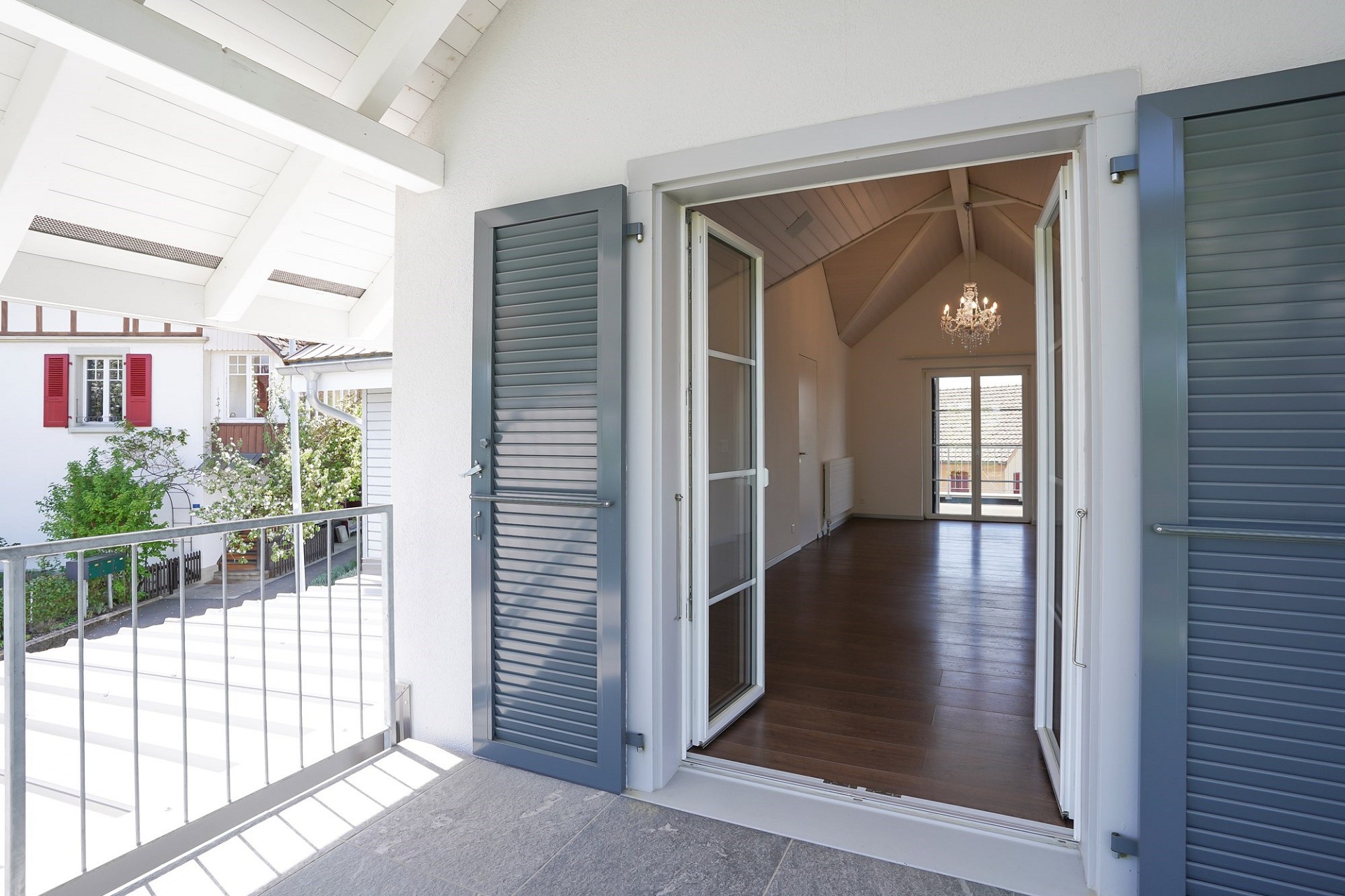 Balkon mit Blick in ein helles Interieur