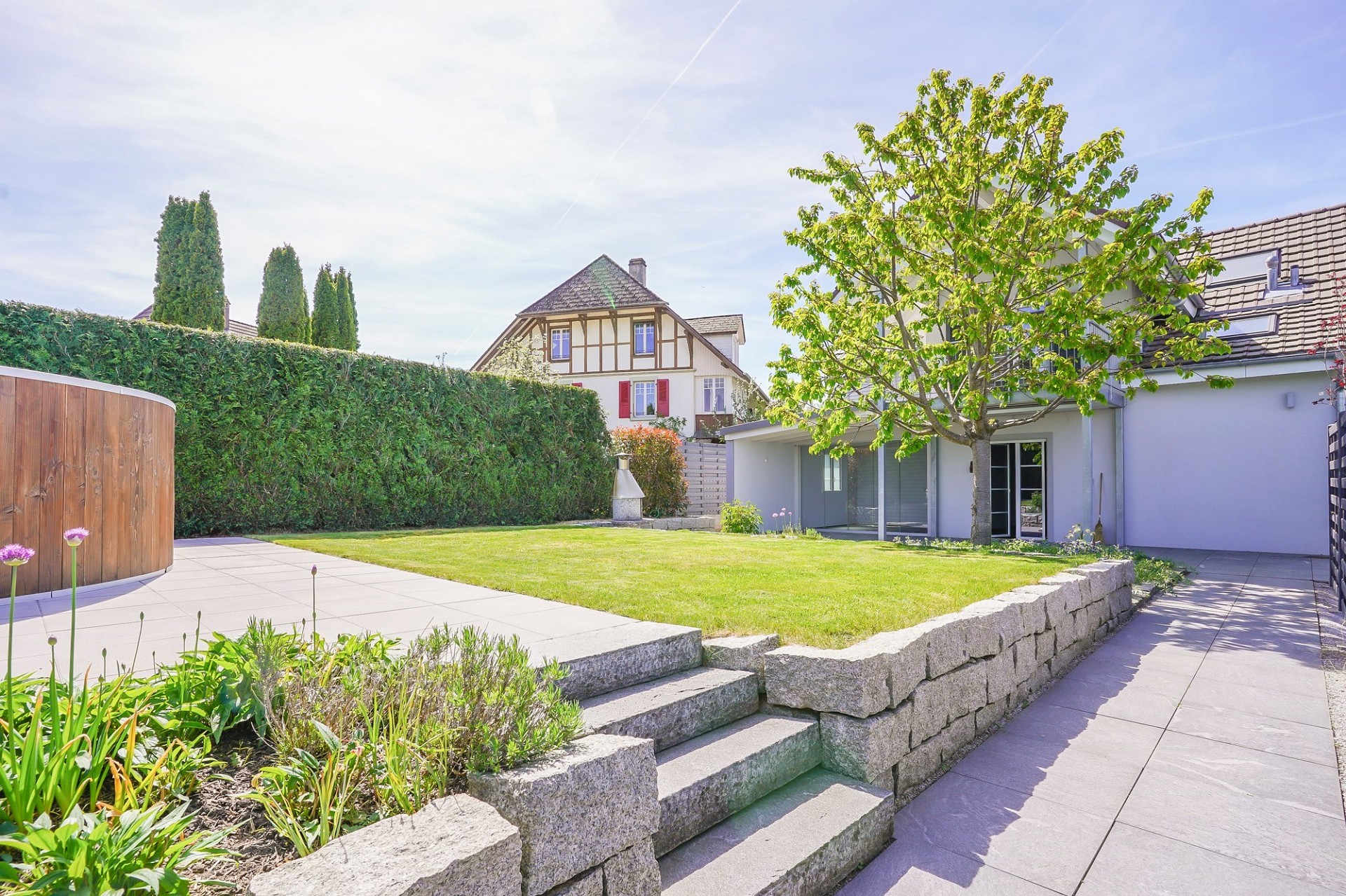 Gepflegter Garten mit Wohnhaus