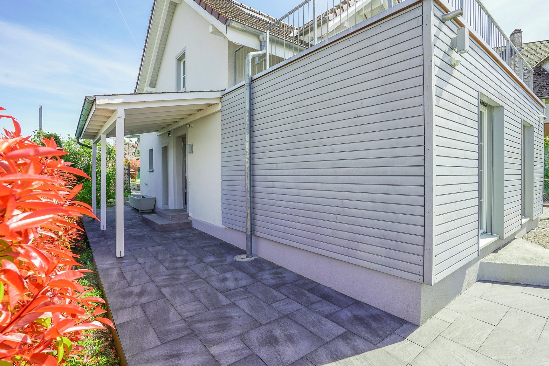 Außenansicht eines modernen Wohnhauses mit Terrasse