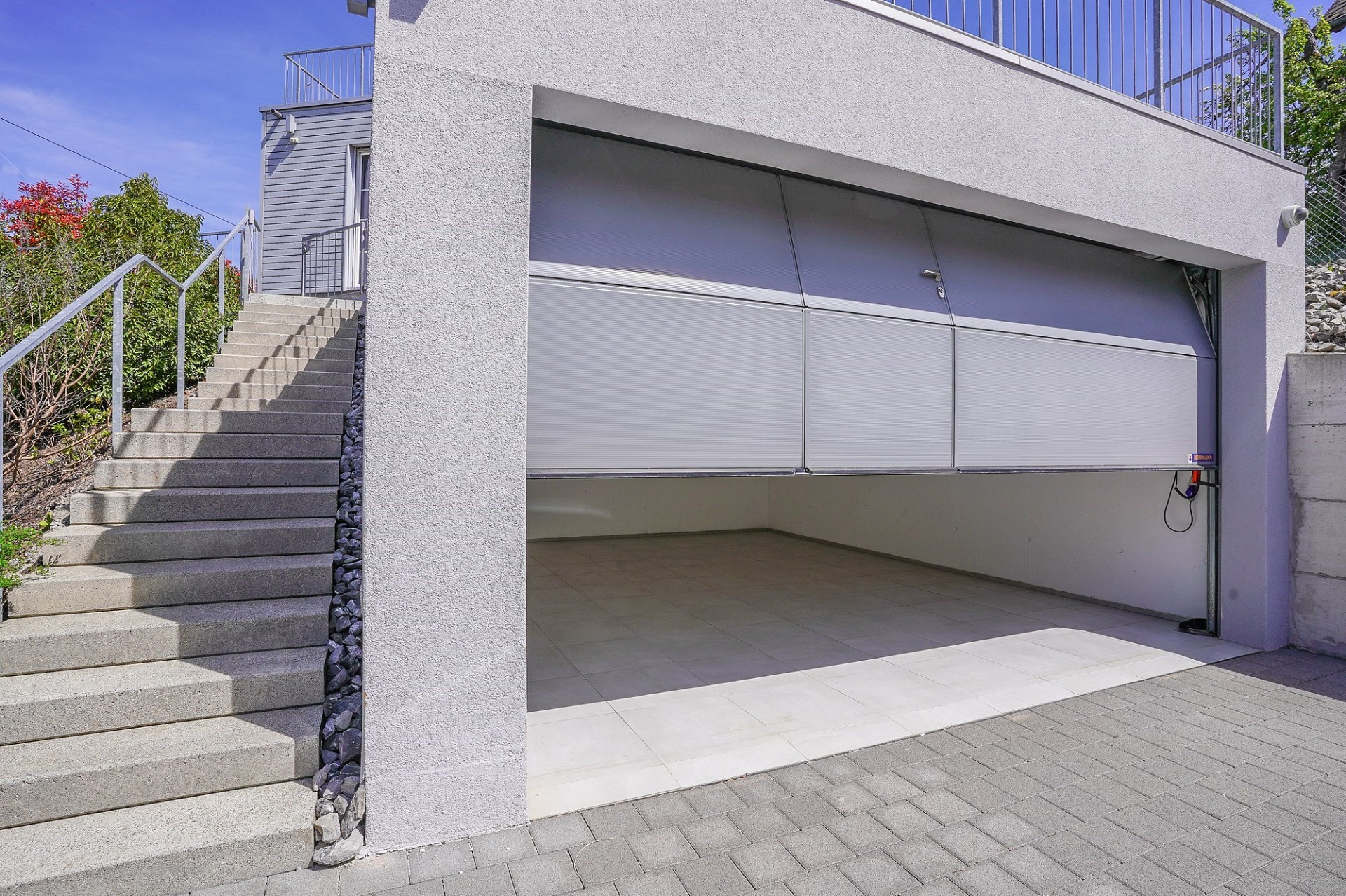 Außenansicht einer modernen Garage mit Außentreppe
