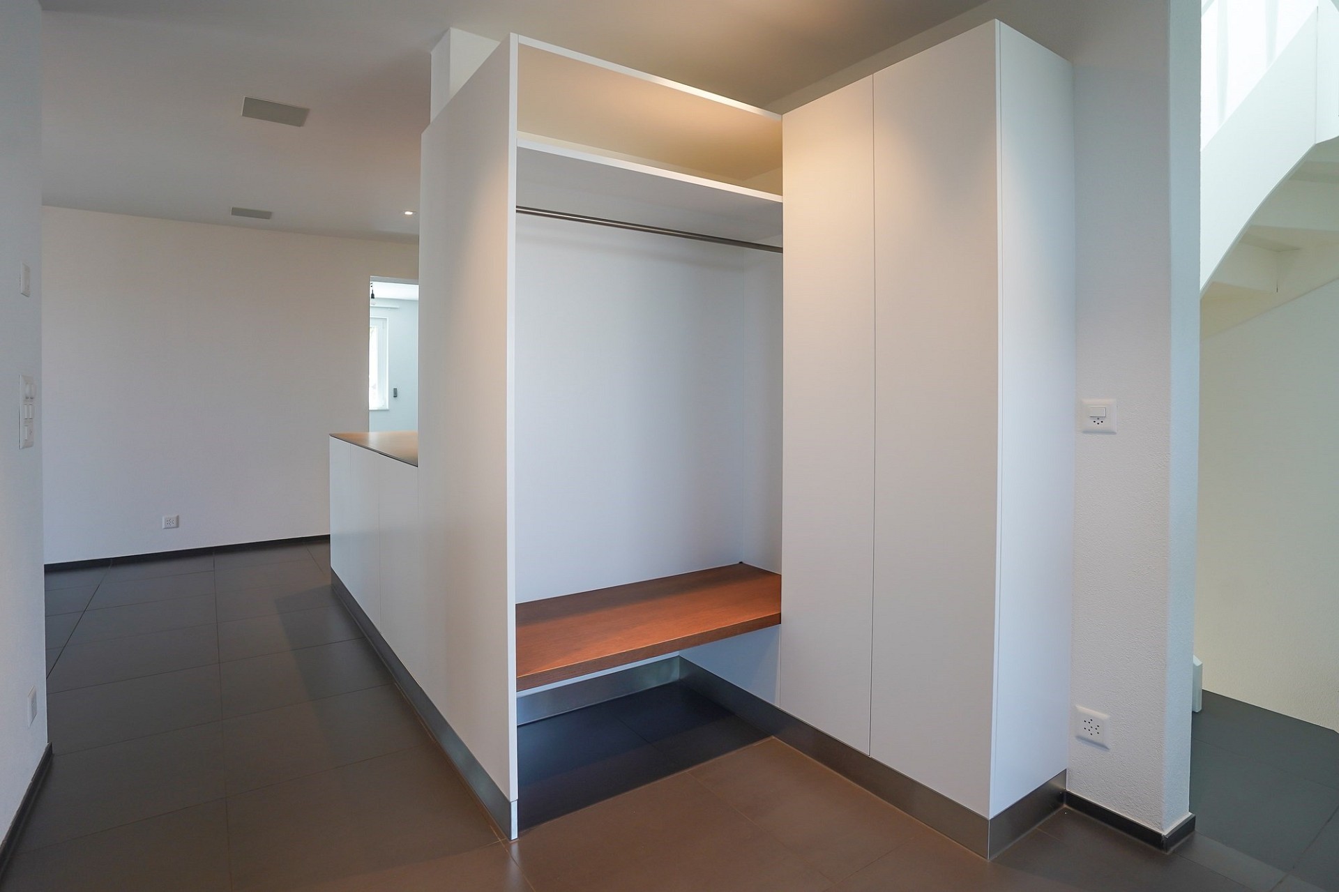 Modernes Ankleidezimmer mit Einbauschrank