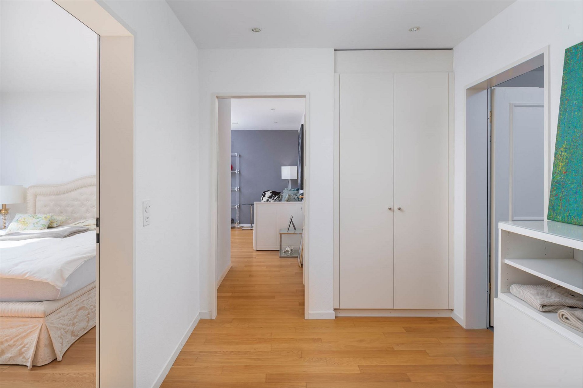 Heller Flur mit Blick ins Schlafzimmer