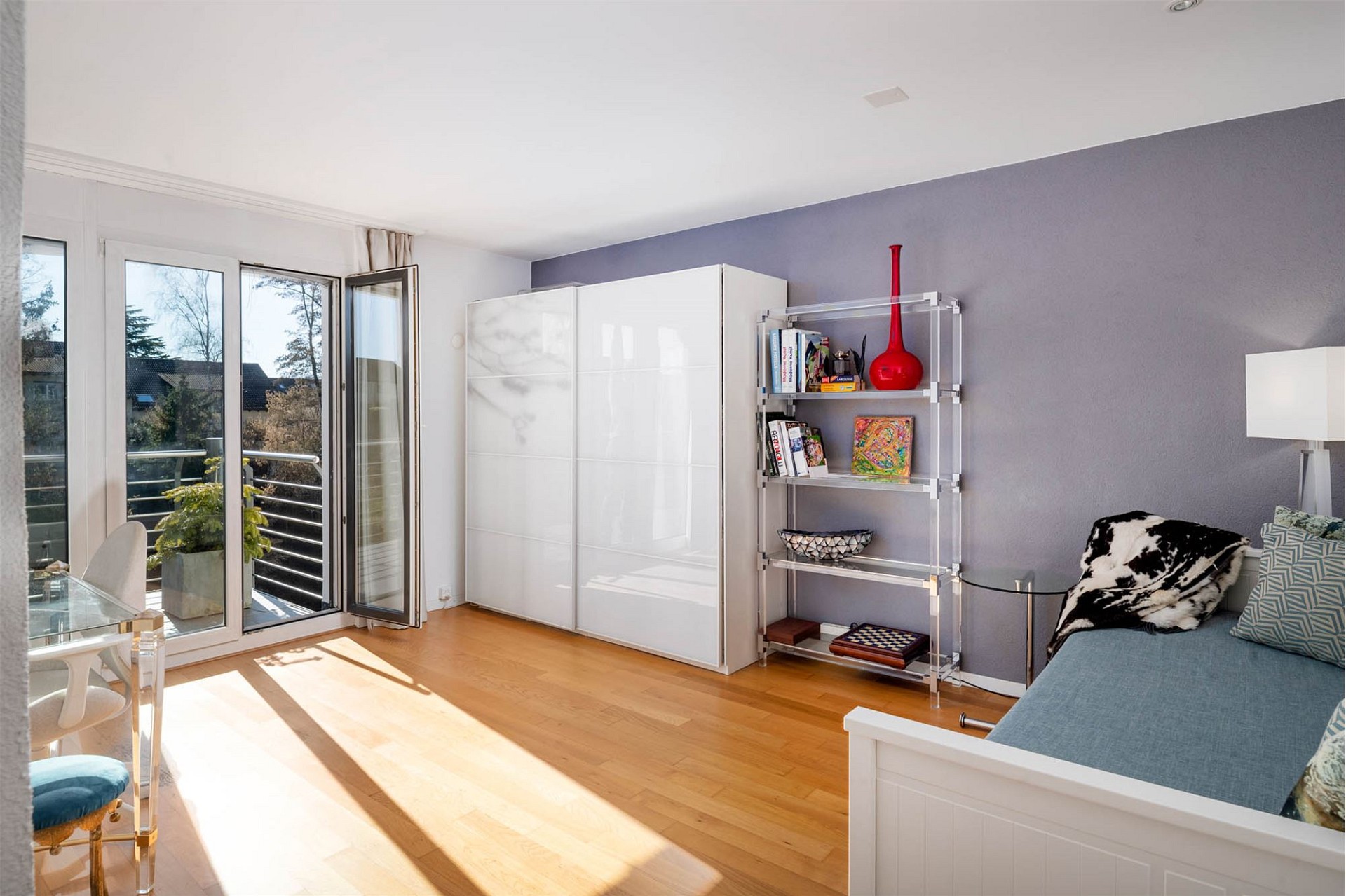 Helles Schlafzimmer mit Balkonzugang