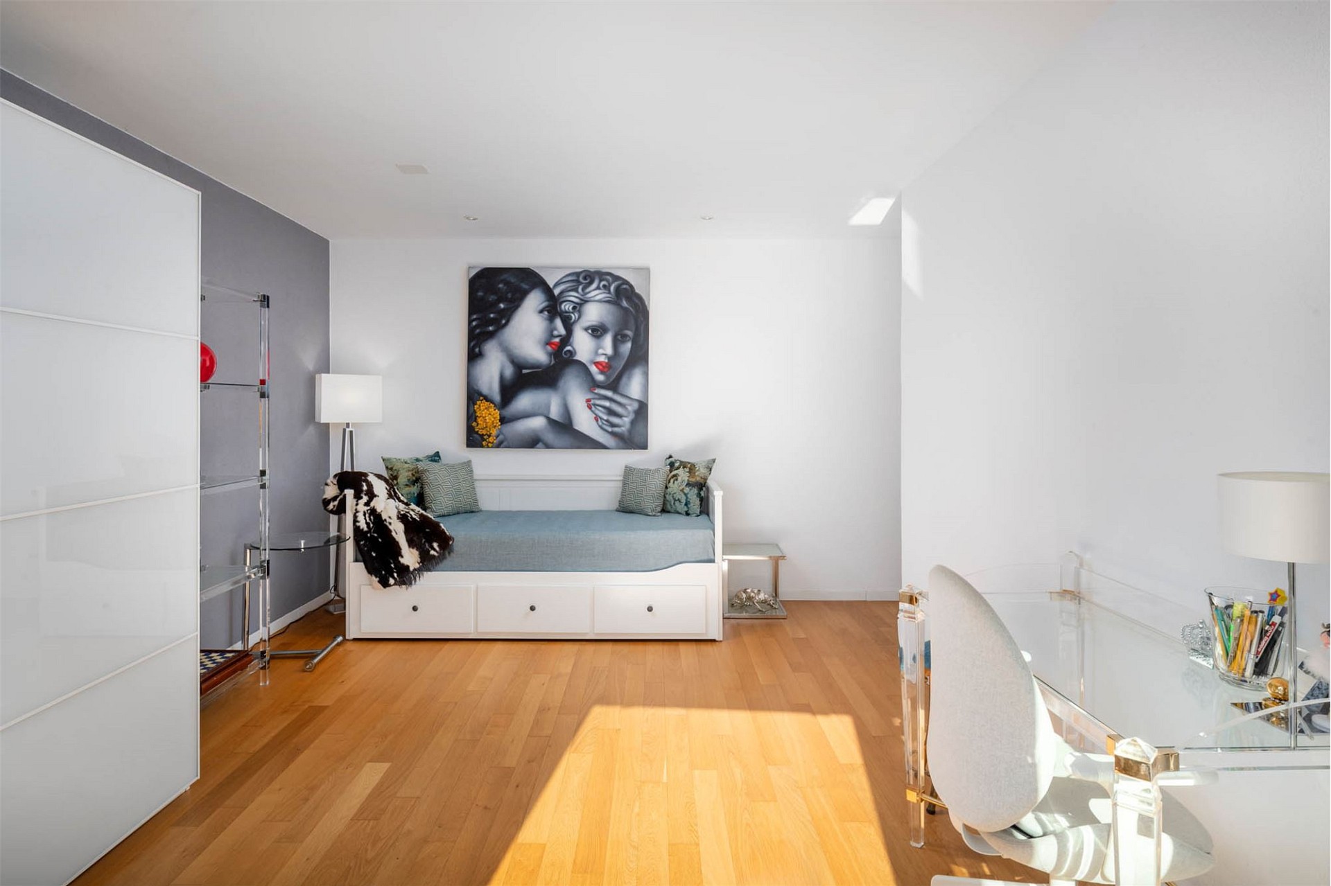 Helles Schlafzimmer mit Tageslicht