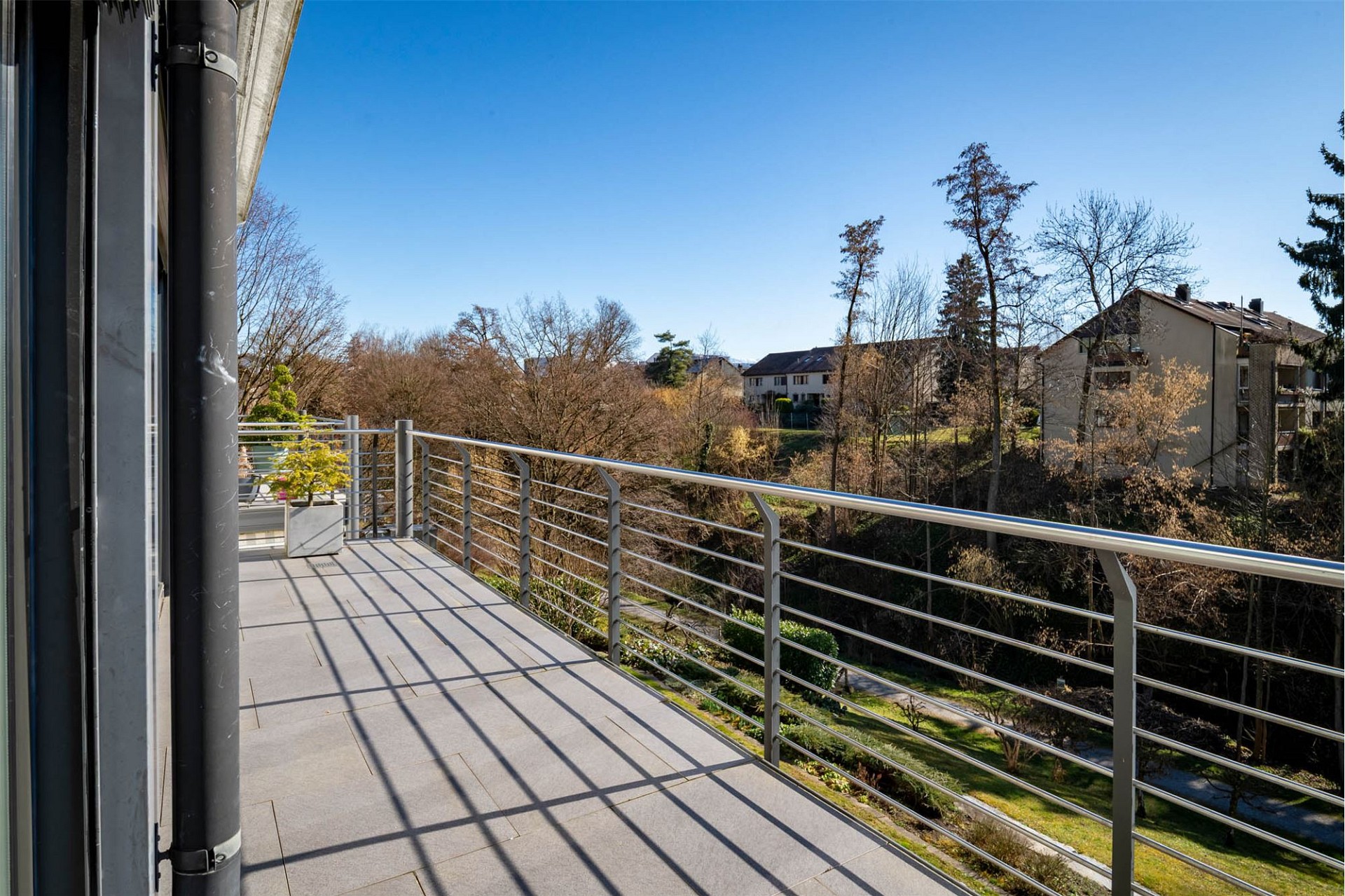 Balkon mit Ausblick ins Grüne