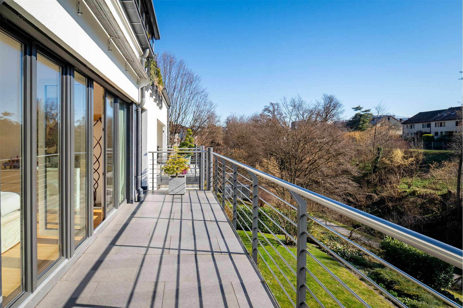 Balkon mit Ausblick ins Grüne