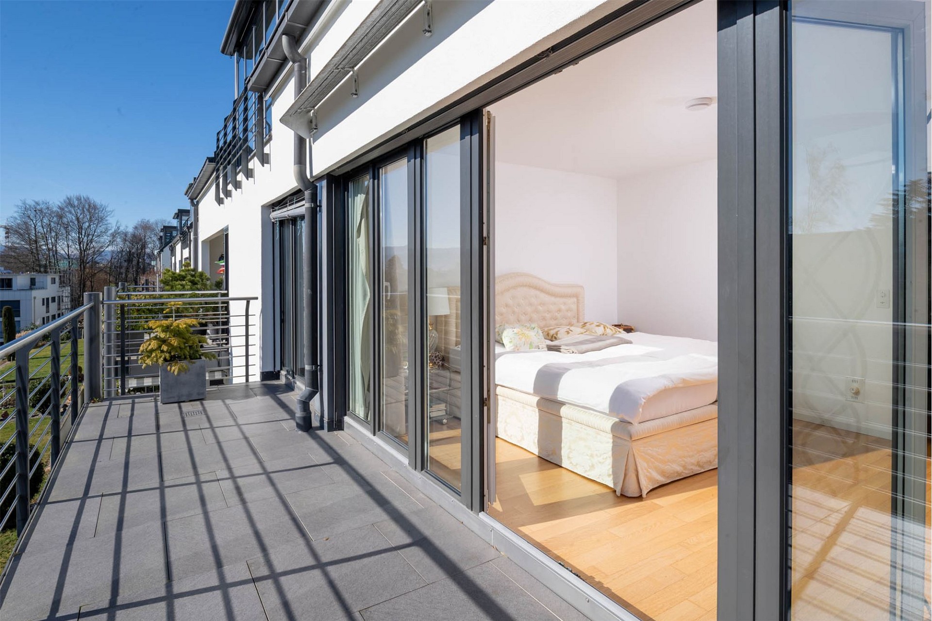 Balkon mit Blick ins Schlafzimmer