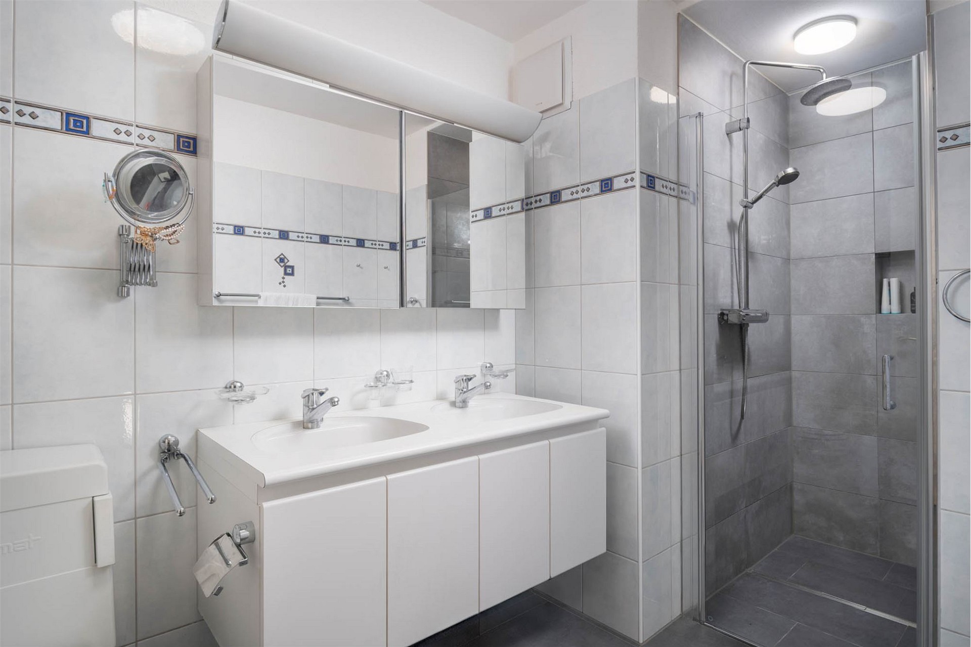 Modernes Badezimmer mit Doppelwaschtisch und Dusche