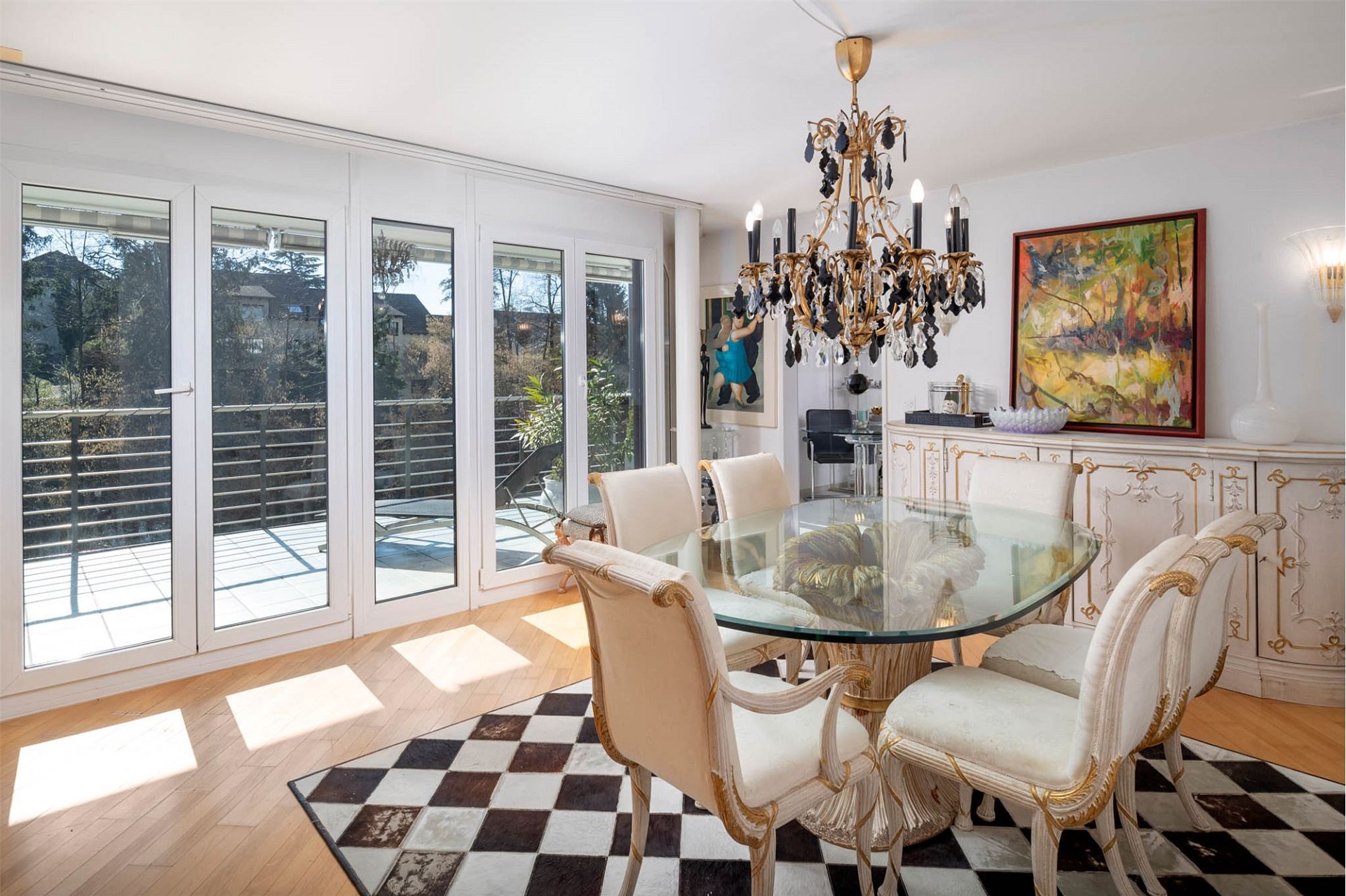 Elegantes Esszimmer mit großer Fensterfront