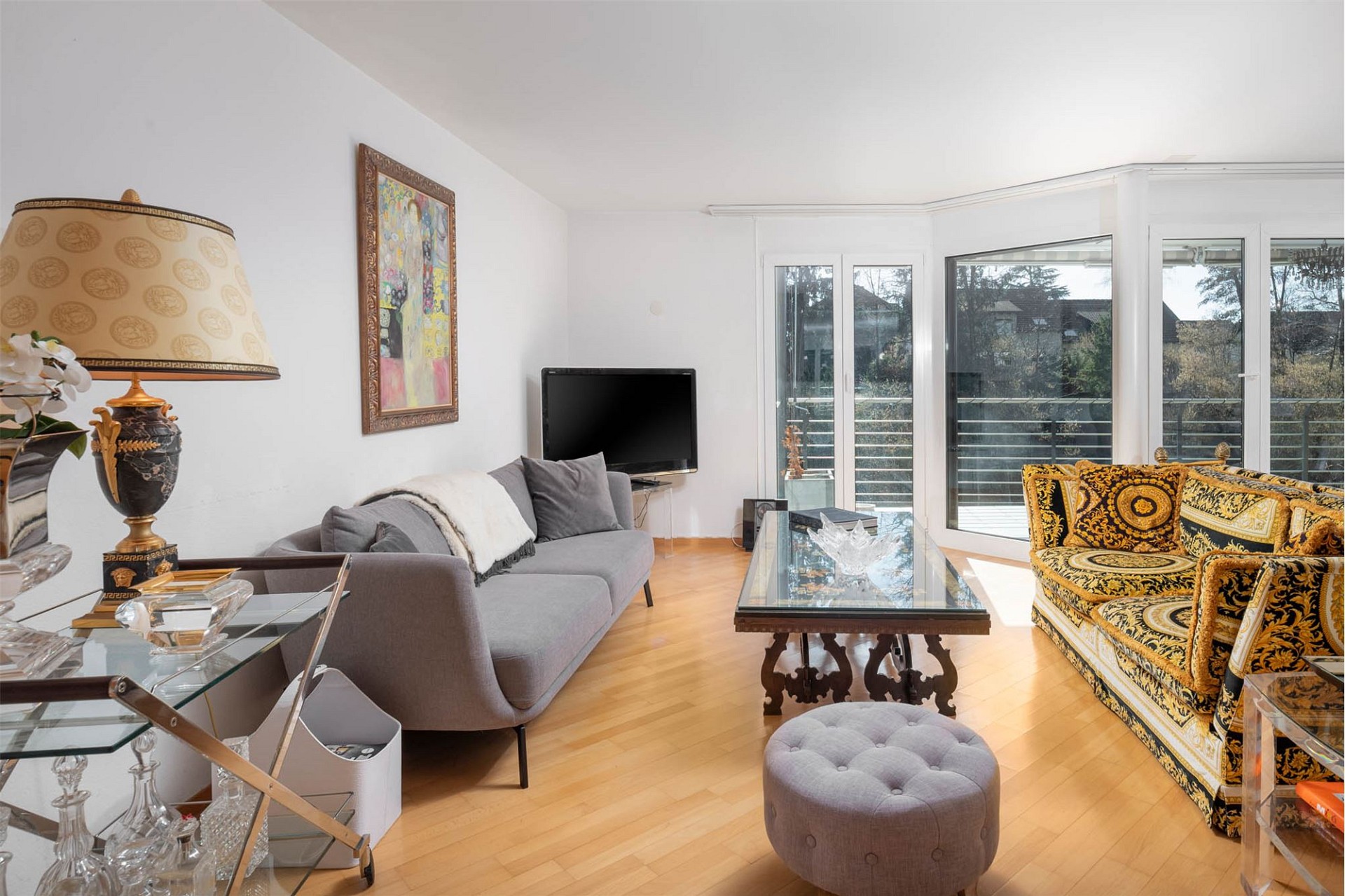 Helles Wohnzimmer mit Balkonzugang