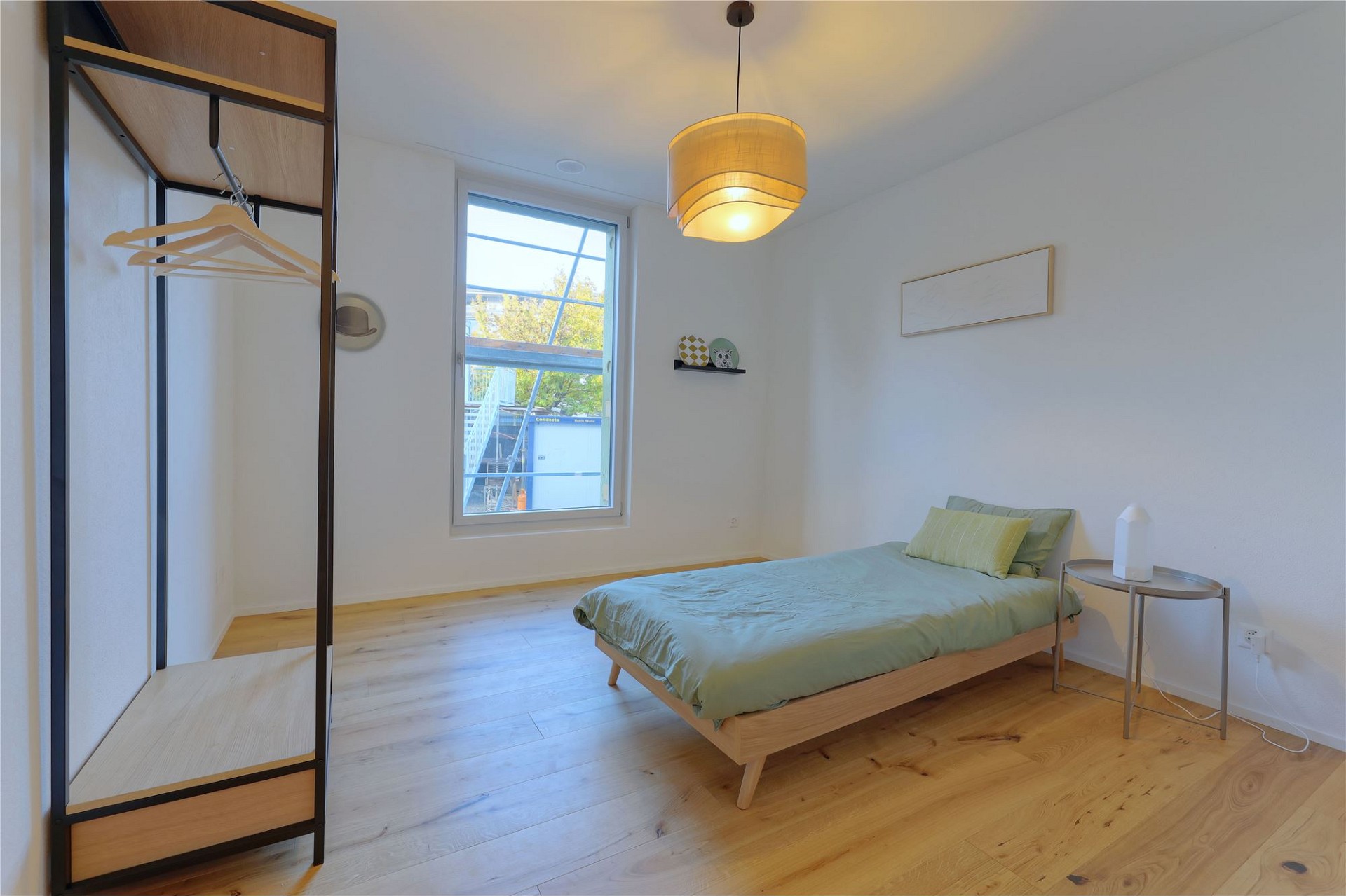 Helles Schlafzimmer mit minimalistischer Einrichtung
