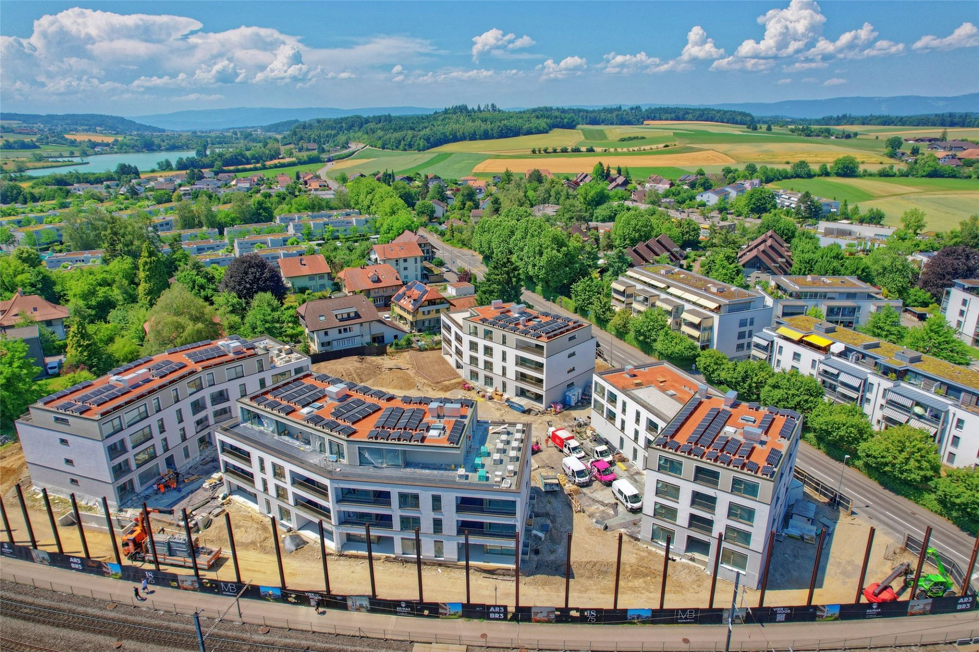Luftaufnahme eines Wohnneubaus mit Solardächern