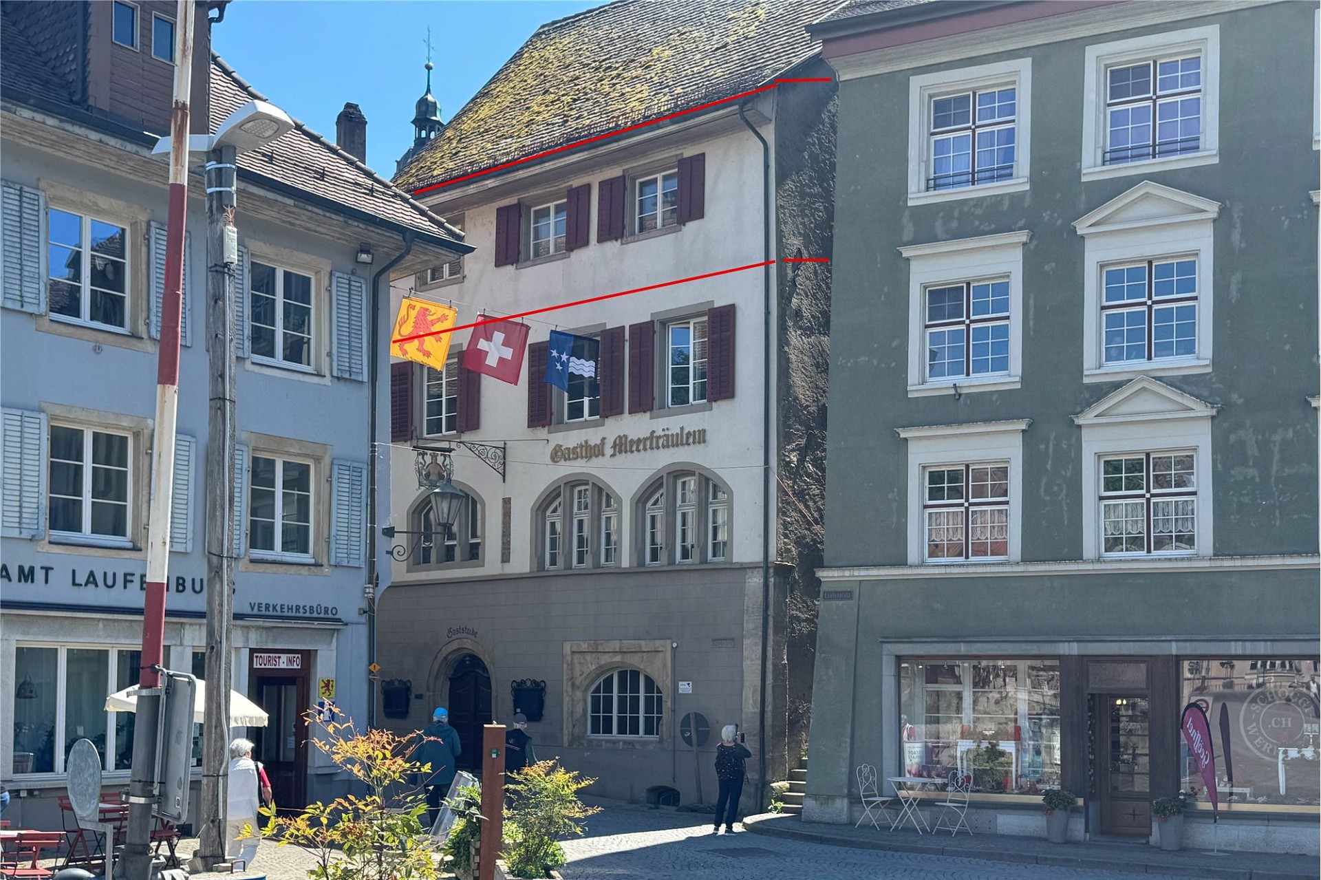 Historische Häuserfassaden am Platz