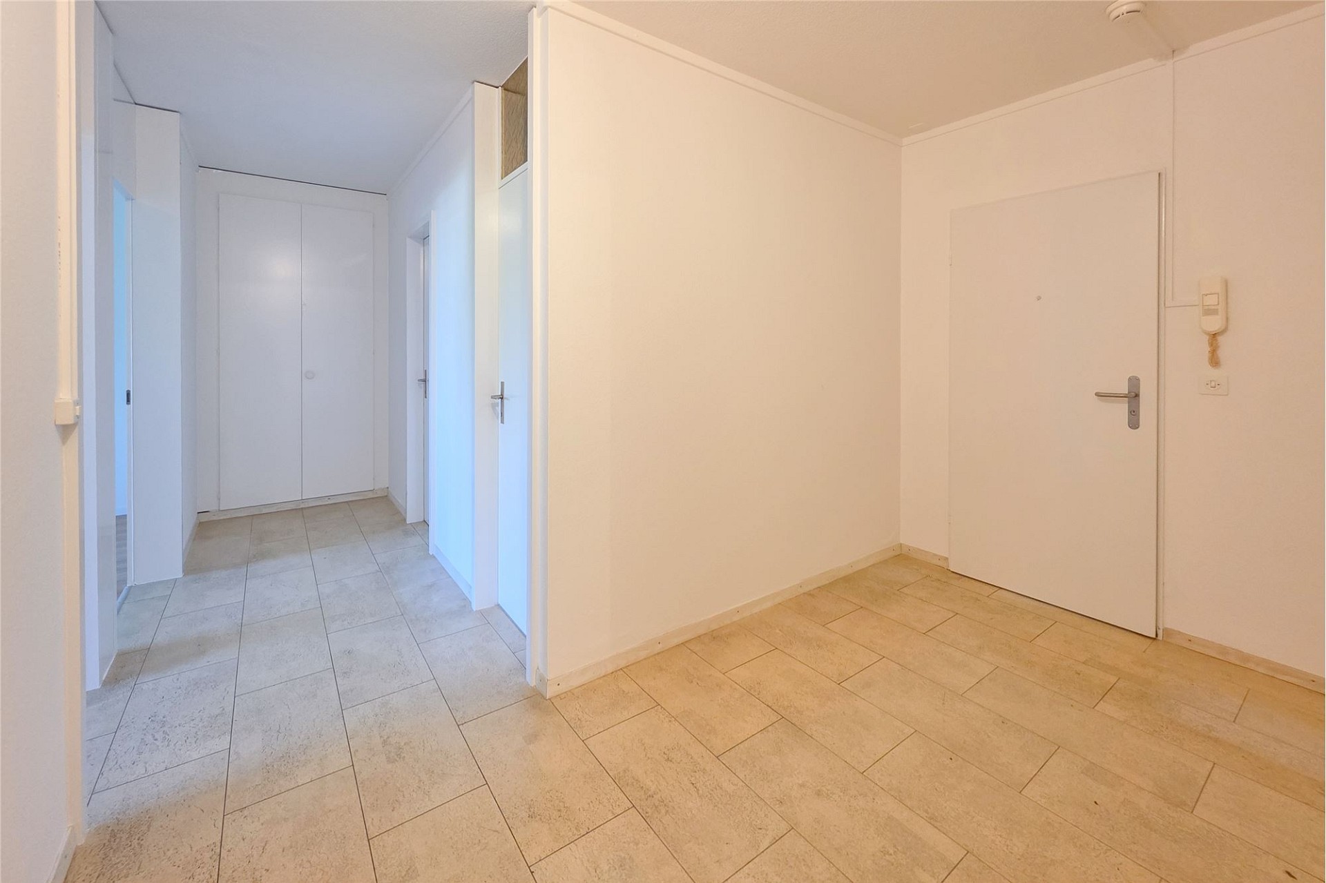 Heller Eingangsflur mit Türen und Einbauschrank