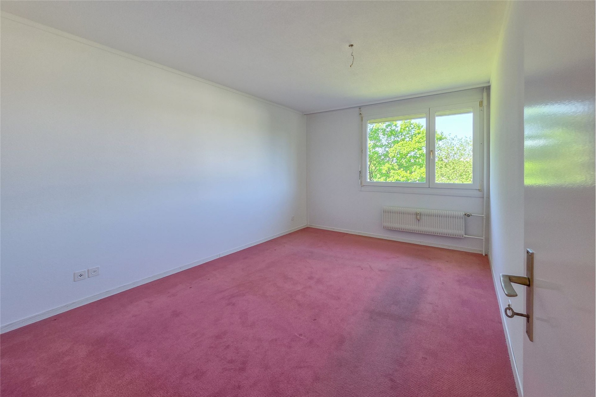 Leeres Schlafzimmer mit rosa Teppichboden
