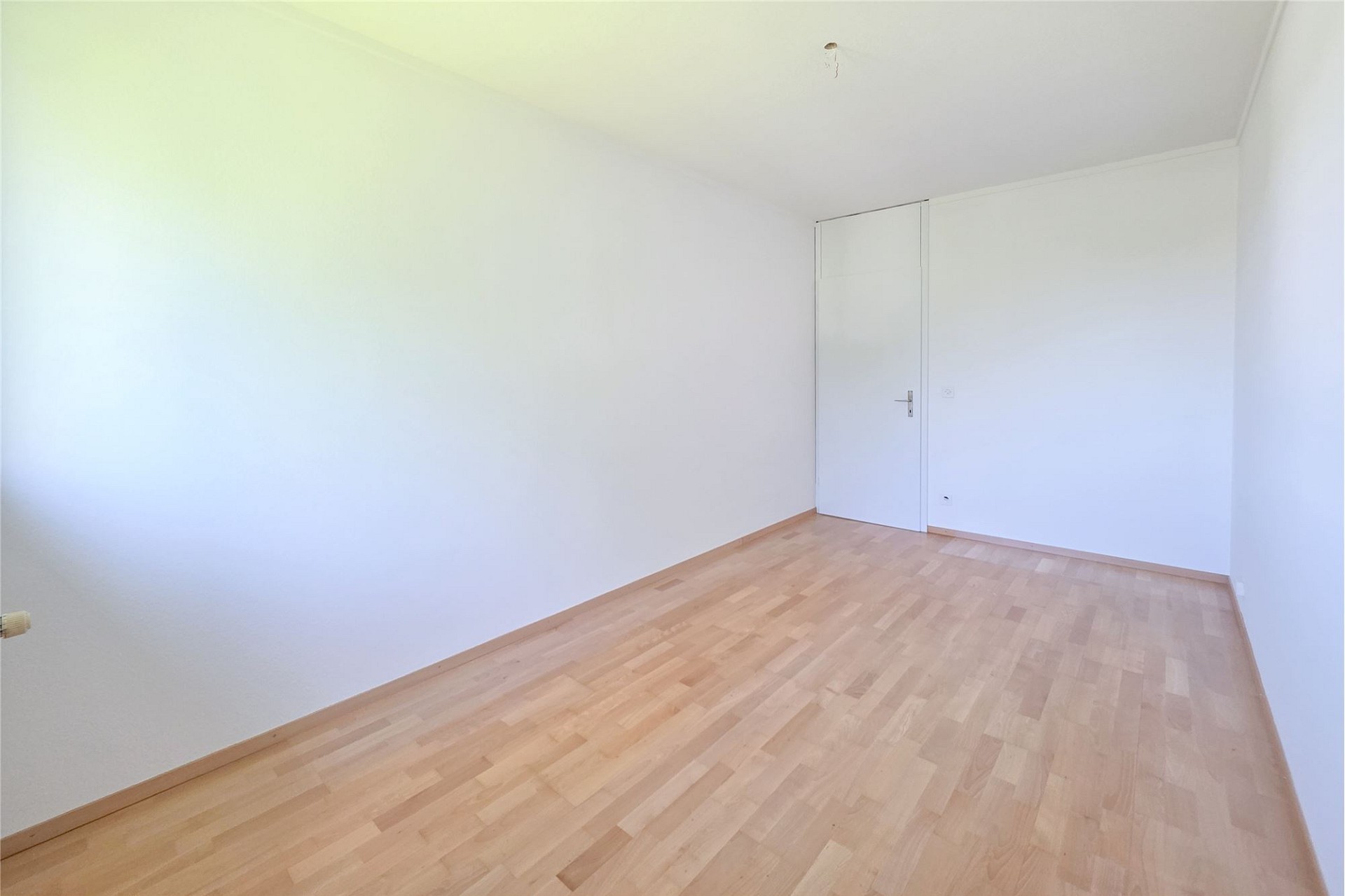 Leeres Zimmer mit Parkettboden