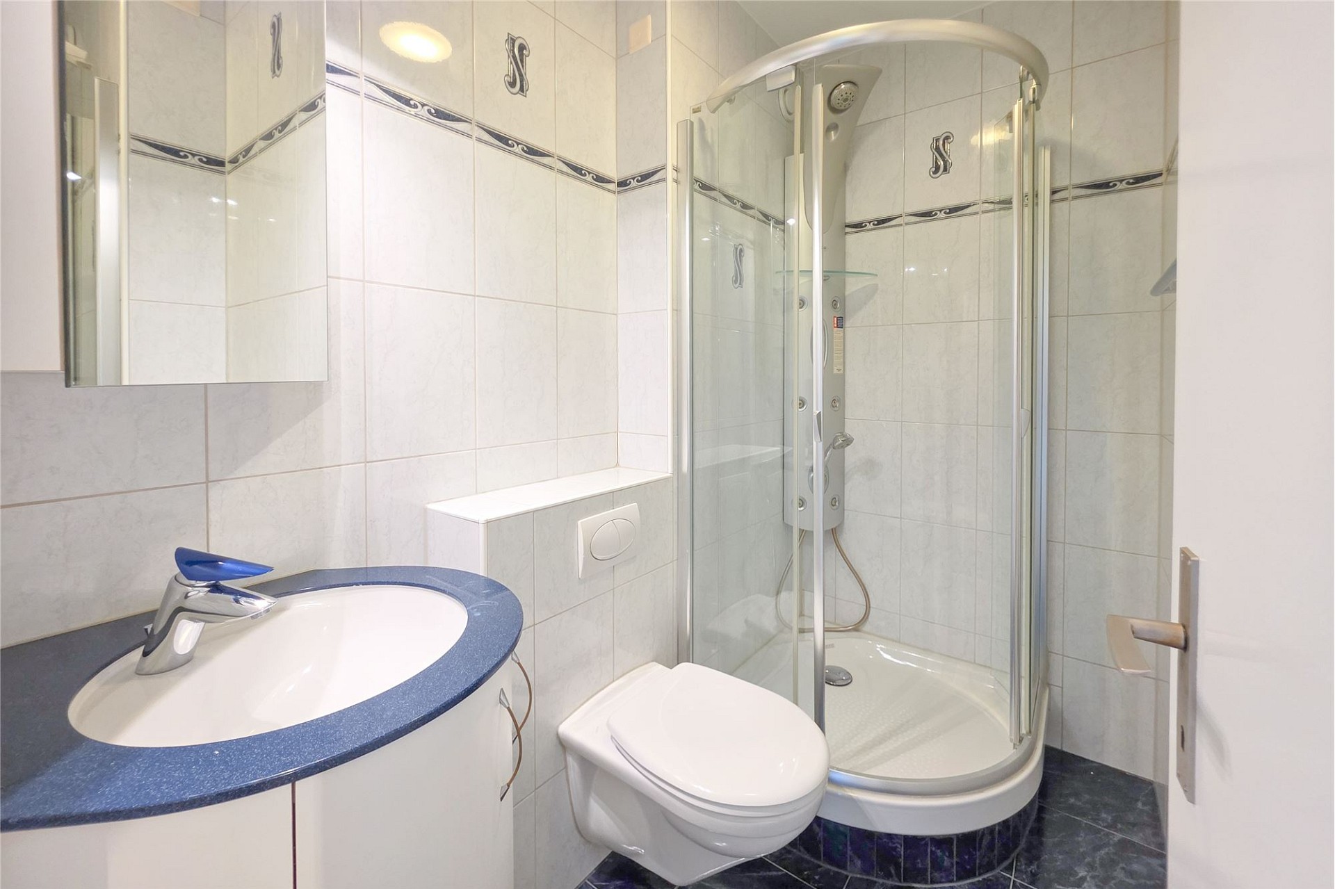 Kompaktes Badezimmer mit Duschkabine