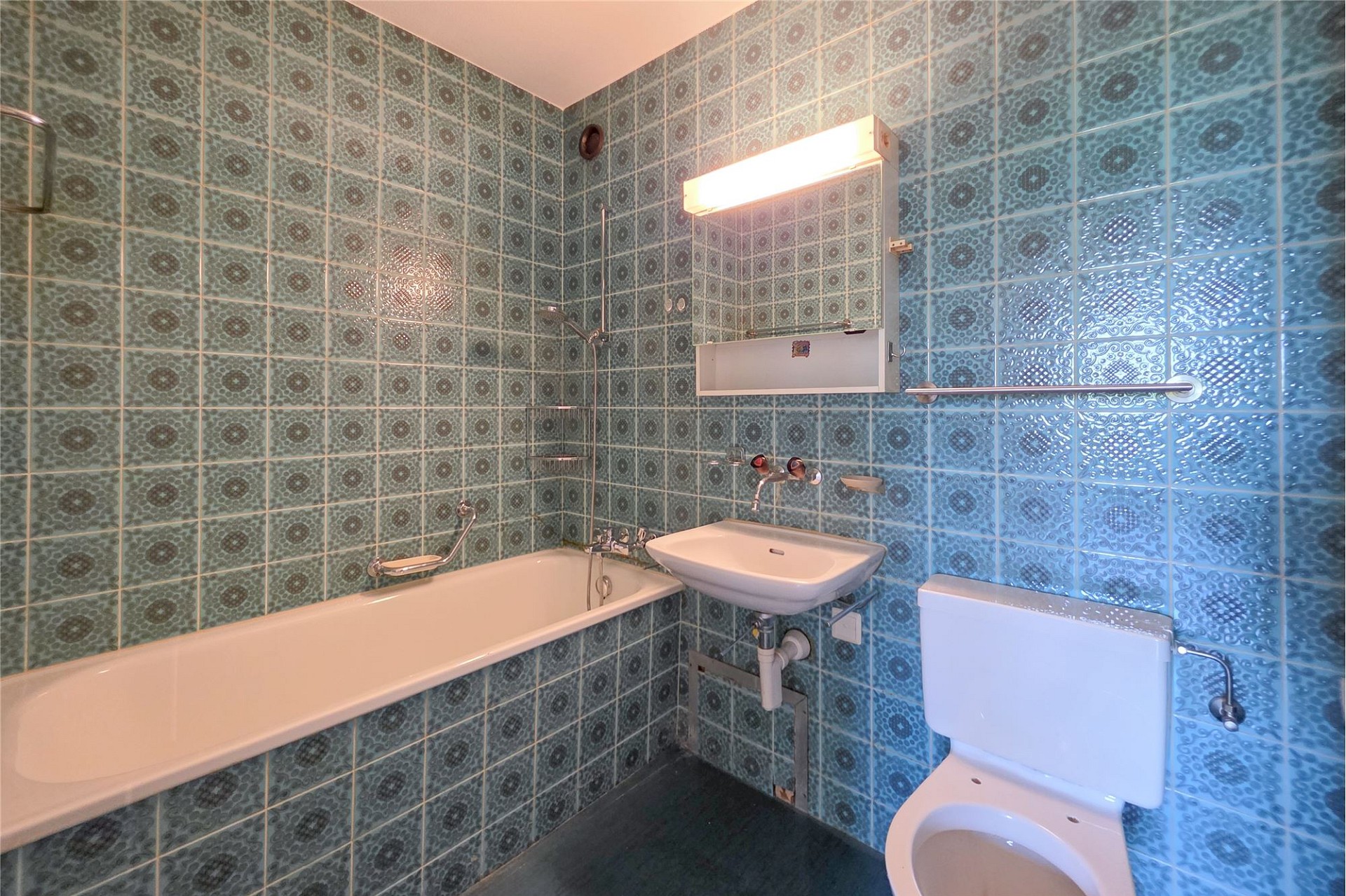 Retro-Badezimmer mit gemusterten Fliesen