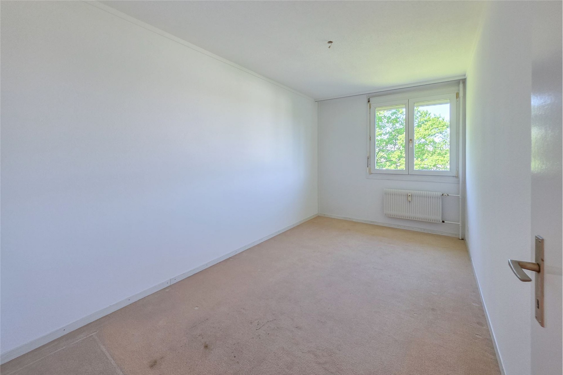 Leeres helles Zimmer mit Fenster