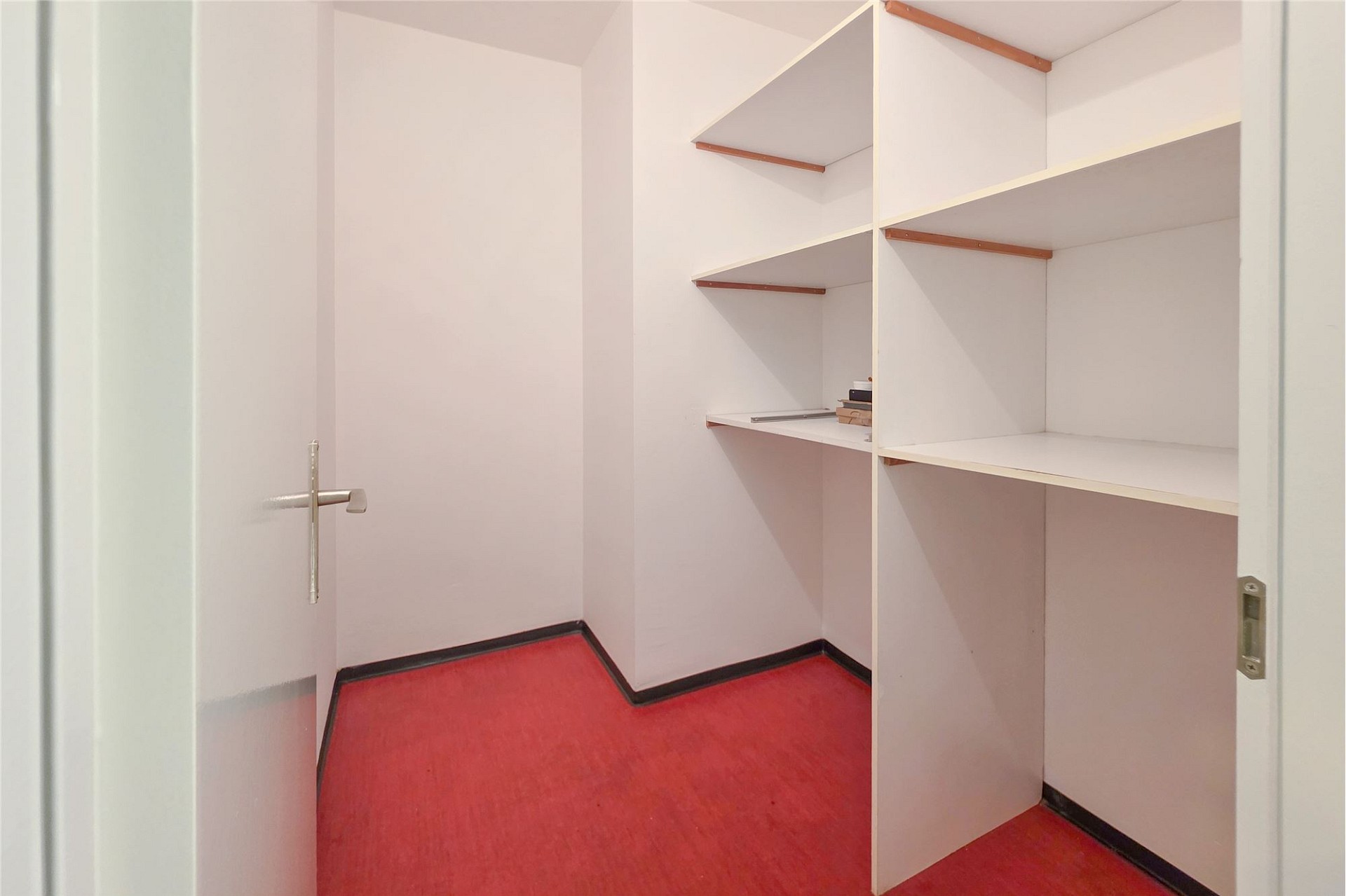 Begehbarer Kleiderschrank mit offenen Regalen