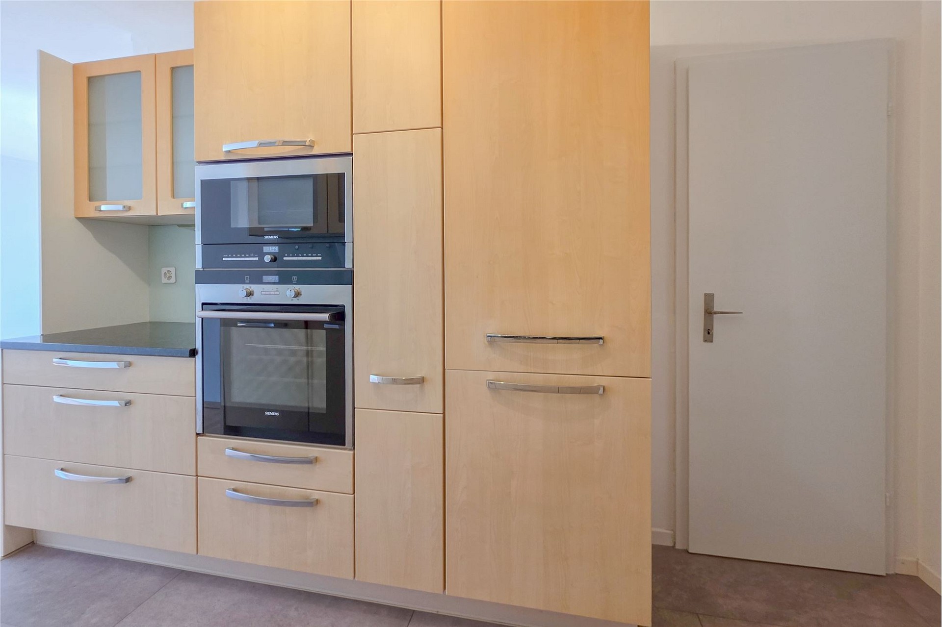 Moderne Einbauküche mit Hochschrankzeile