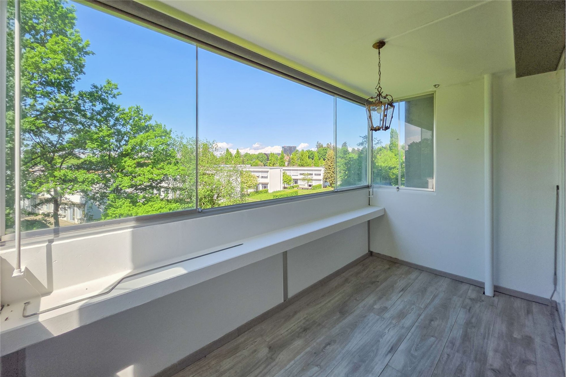 Verglaster Innenraum mit Panoramablick