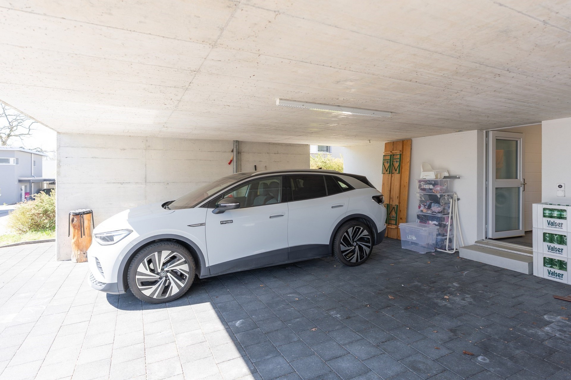 Carport mit abgestelltem SUV