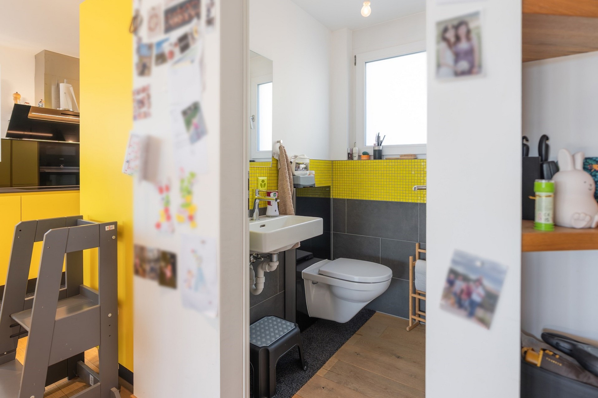 Kleines Gäste-WC mit Blick in angrenzenden Bereich