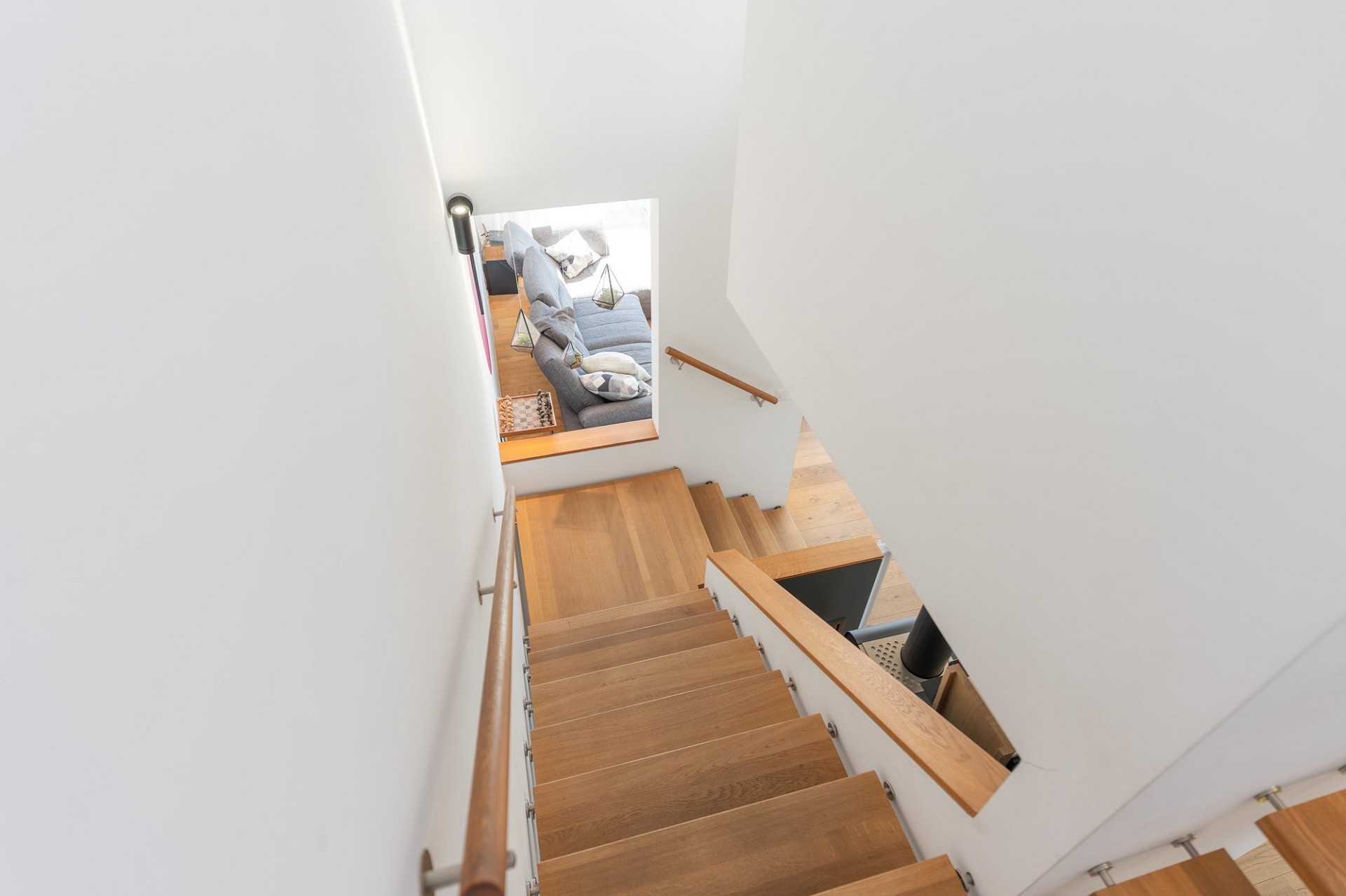 Helle Holztreppe mit Blick in den Wohnbereich