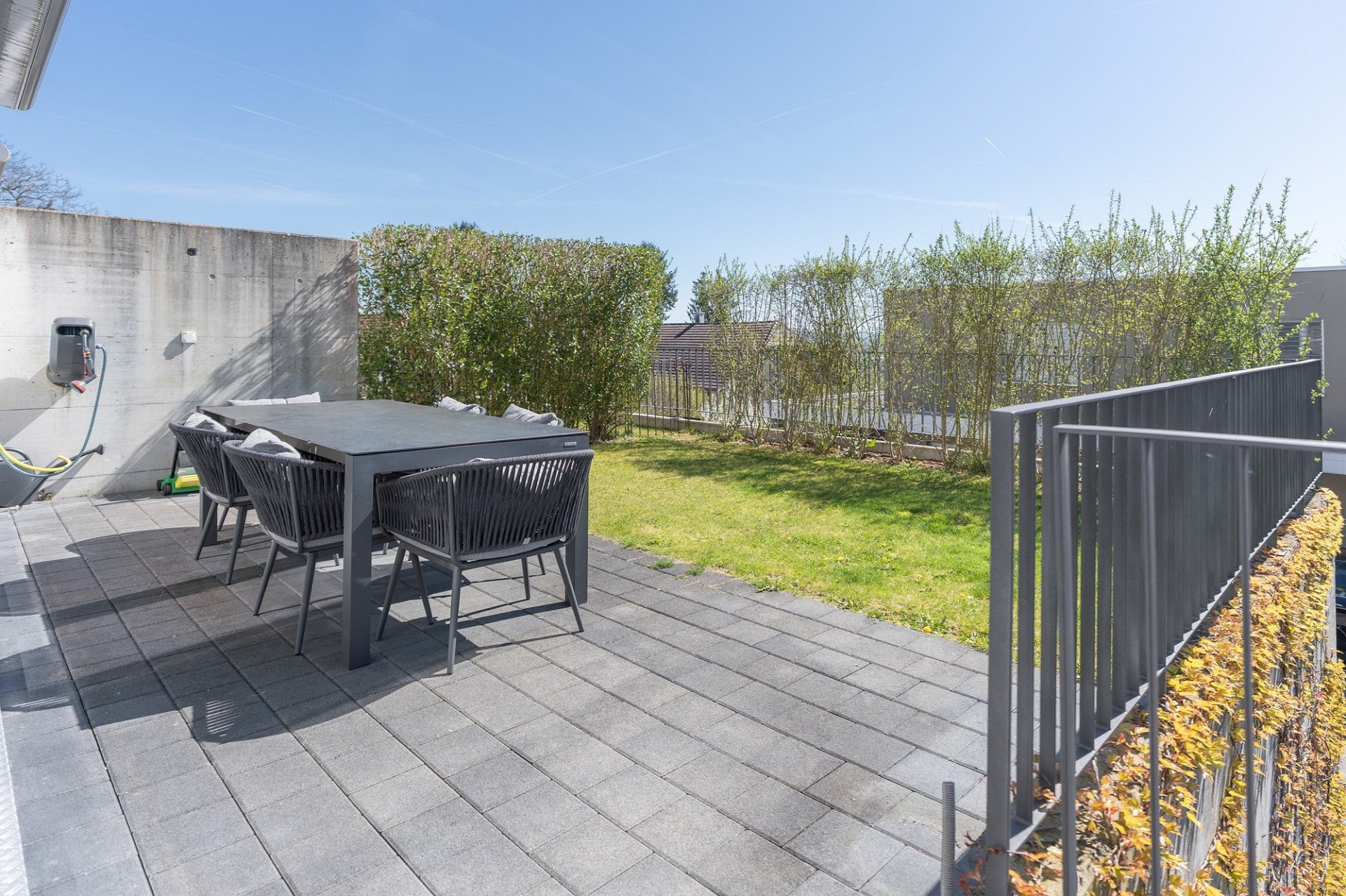 Terrasse mit Gartenmöbeln