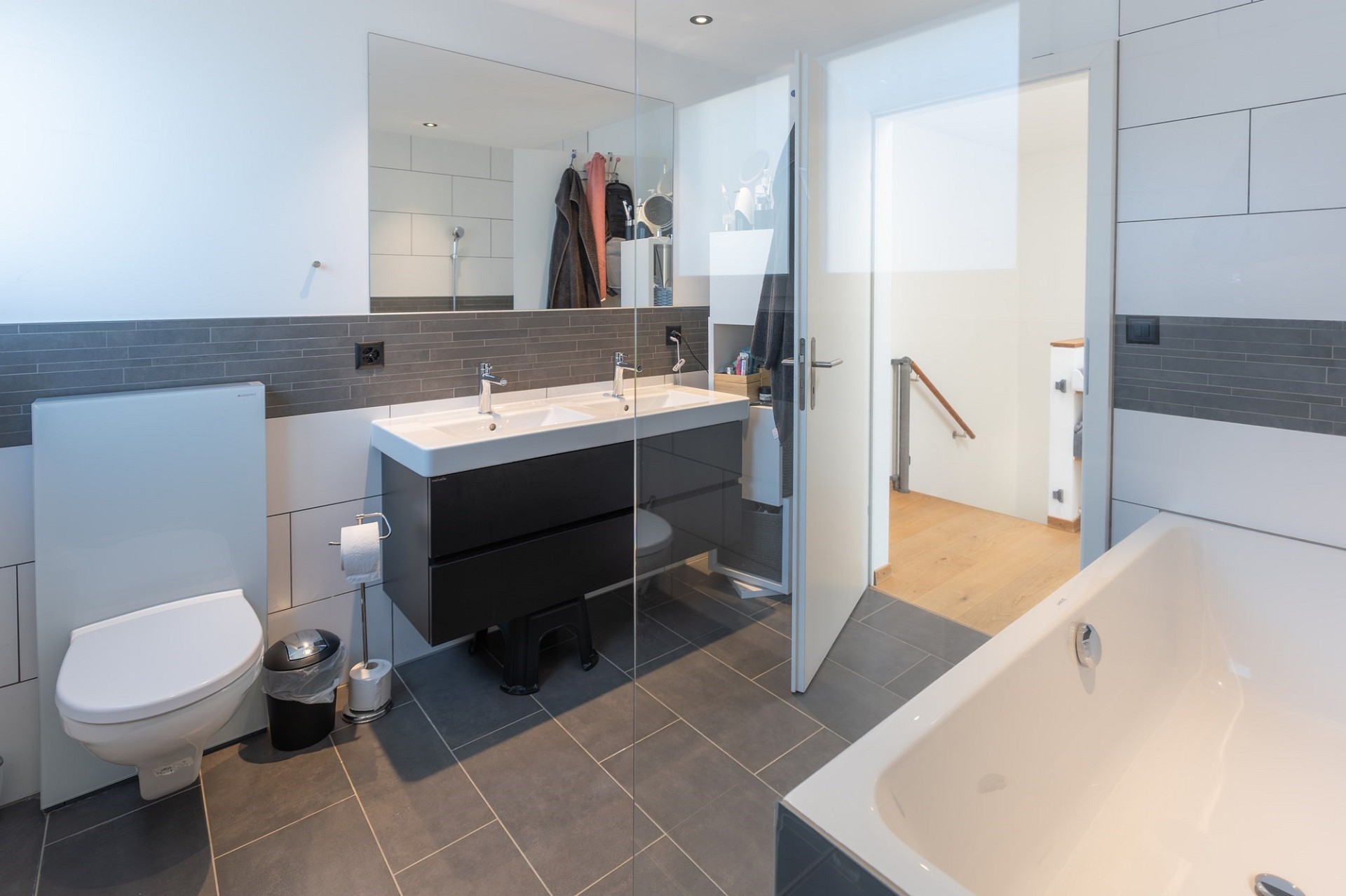 Modernes Badezimmer mit Wanne und Doppelwaschtisch