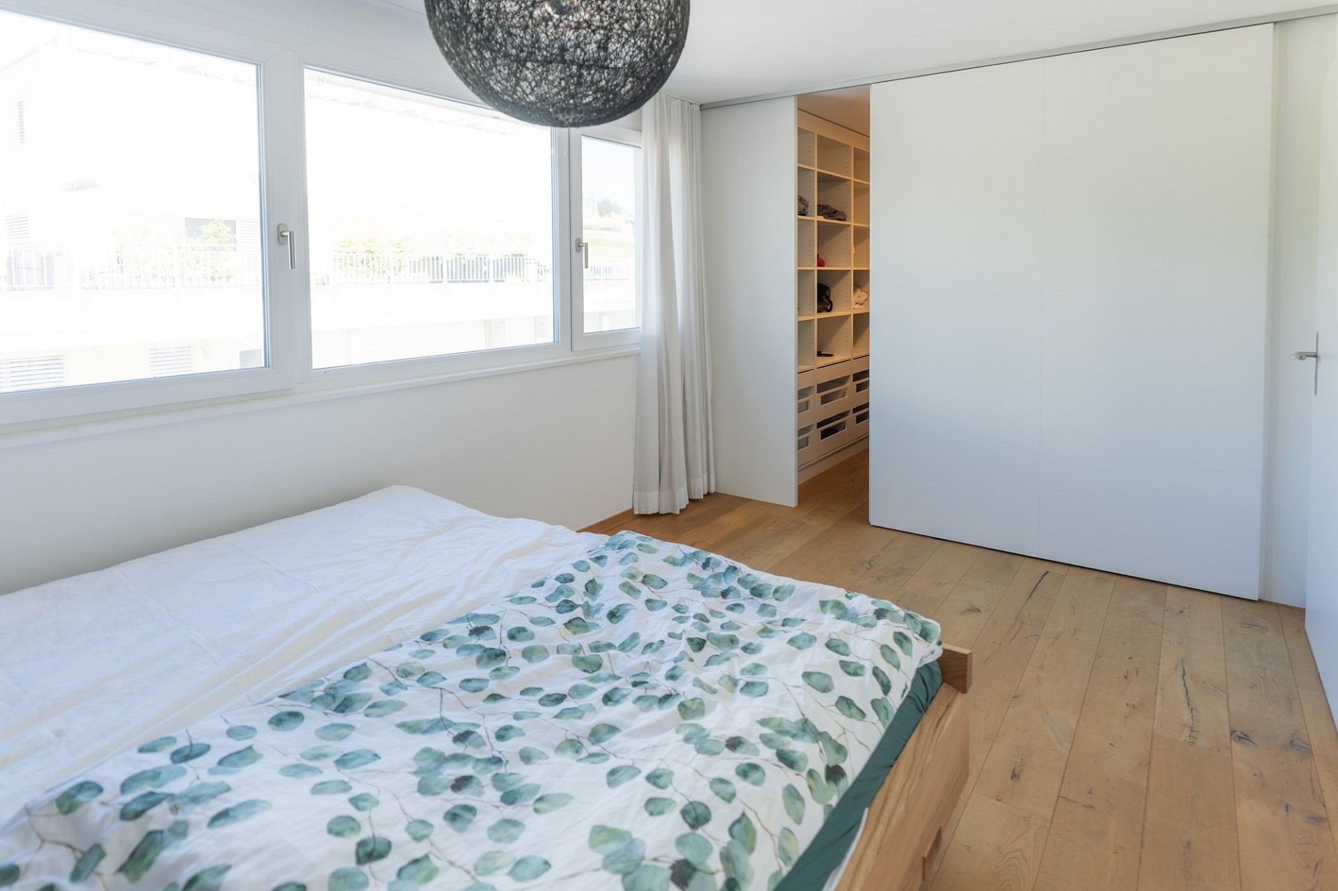 Helles Schlafzimmer mit Ankleide