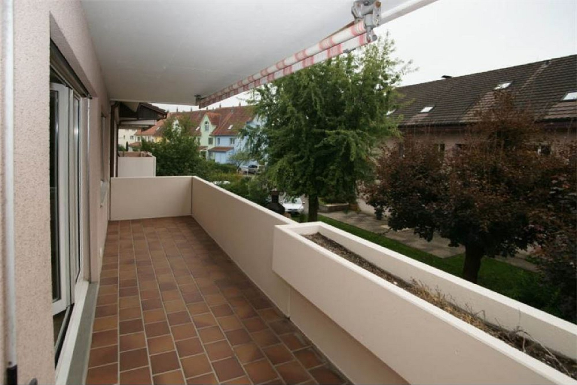 Balkon mit Ausblick auf Wohngebiet