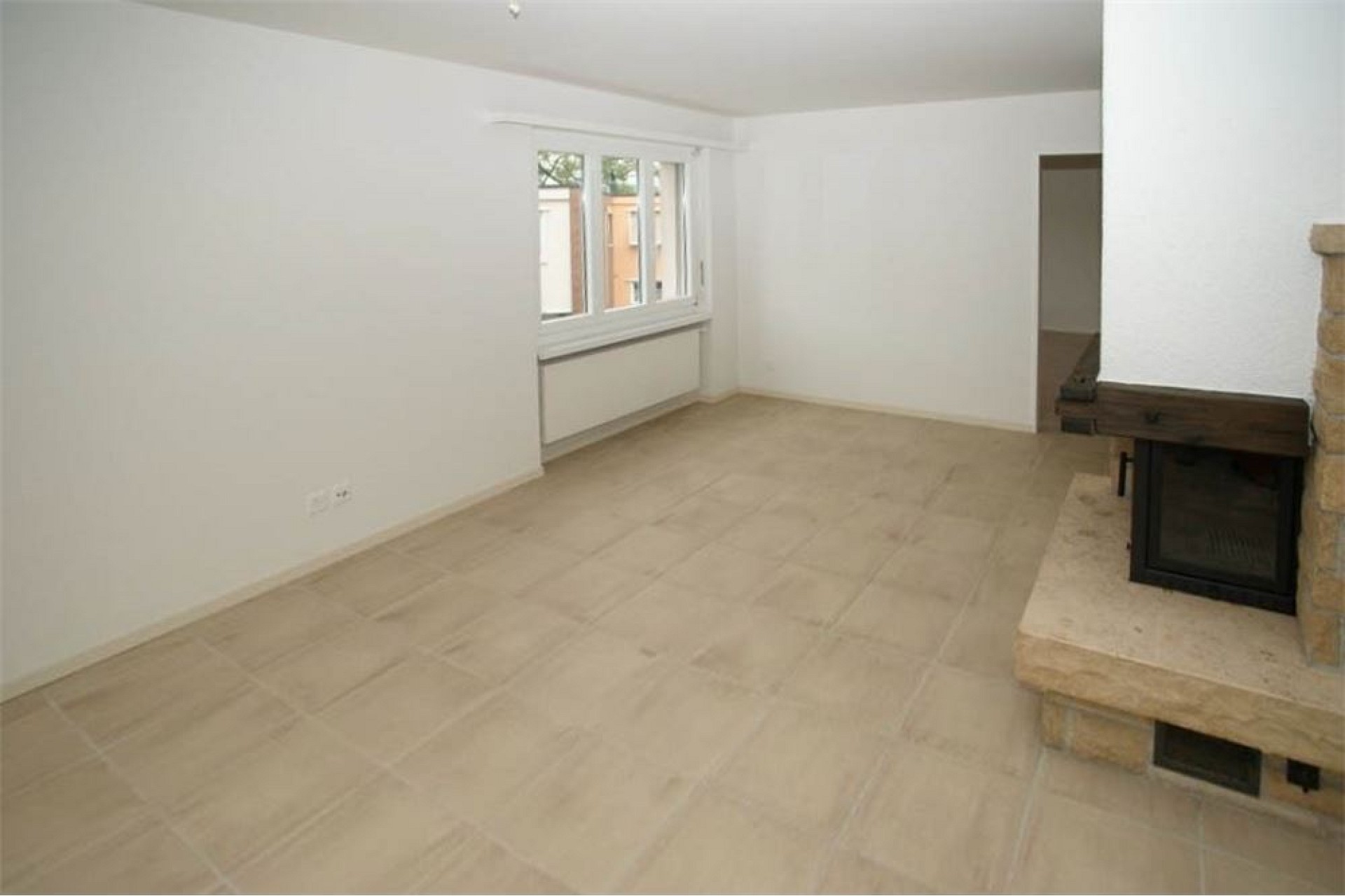 Heller leerer Wohnraum mit Kamin
