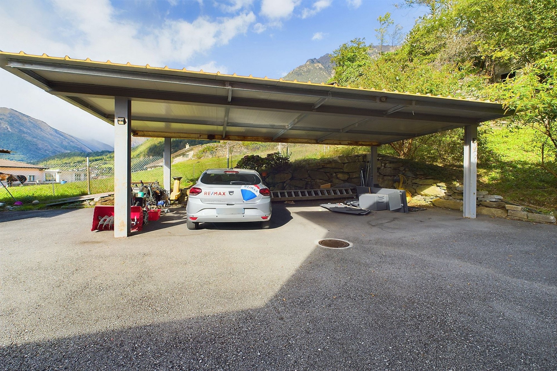 Überdachter Stellplatz mit Bergblick