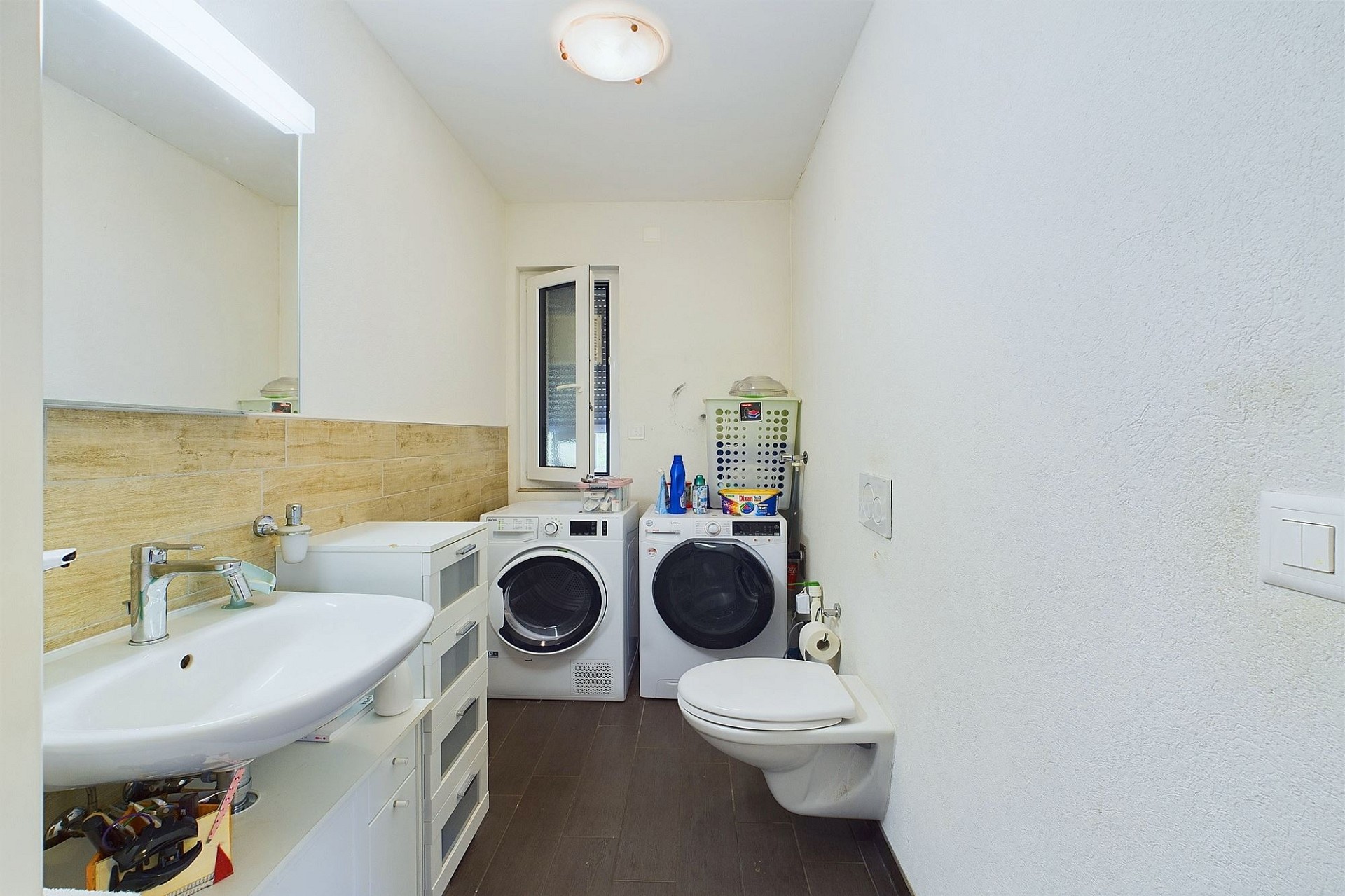 Hauswirtschaftsraum mit WC