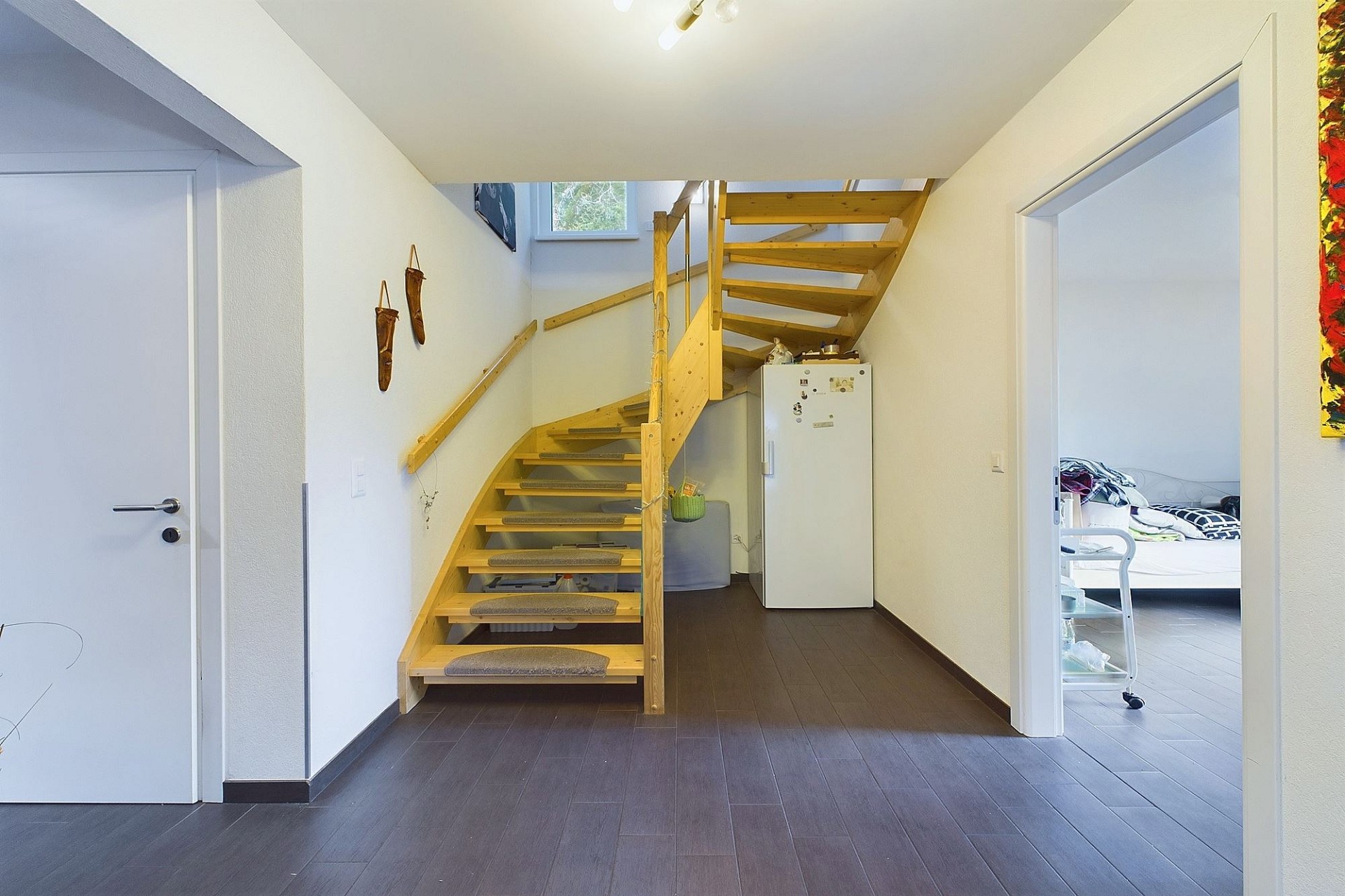 Flur mit Treppe und Schlafzimmerblick