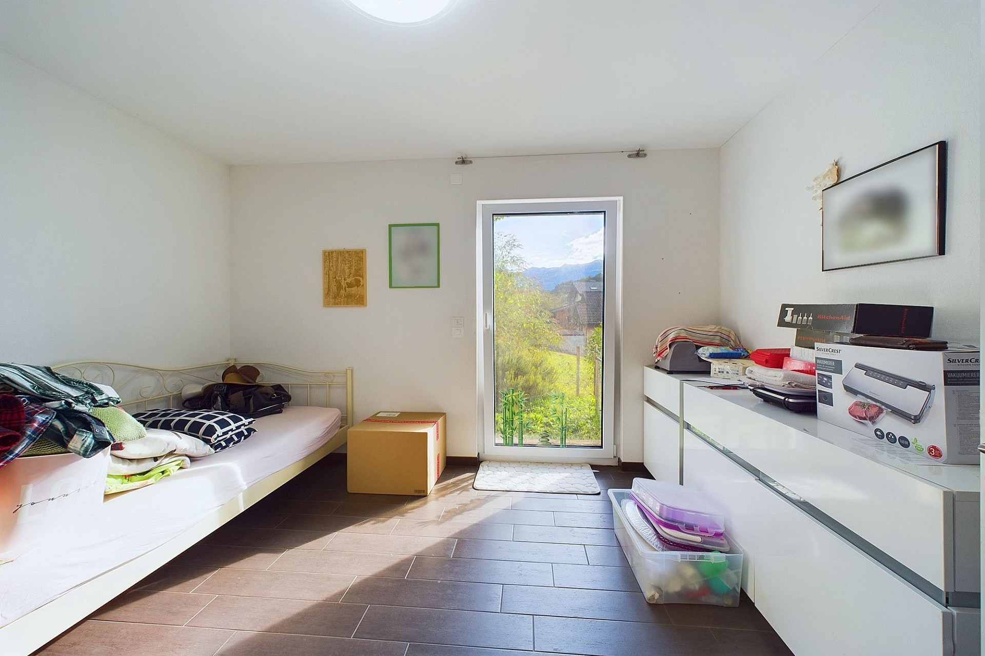 Helles Schlafzimmer mit Balkon- bzw. Terrassentür und Bergblick