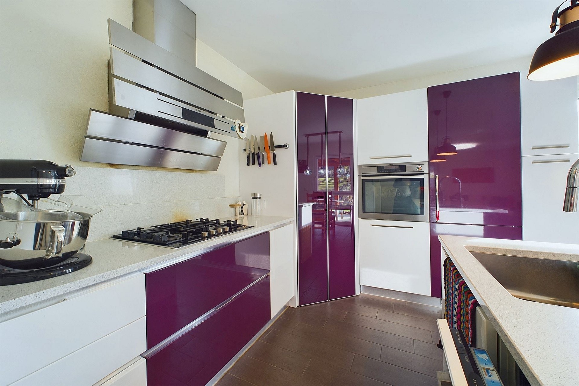 Moderne Küche mit violetten Hochglanzfronten
