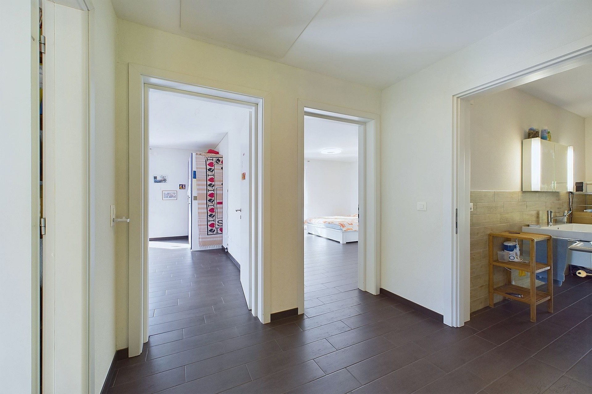 Flur mit Blick in Schlafzimmer und Bad