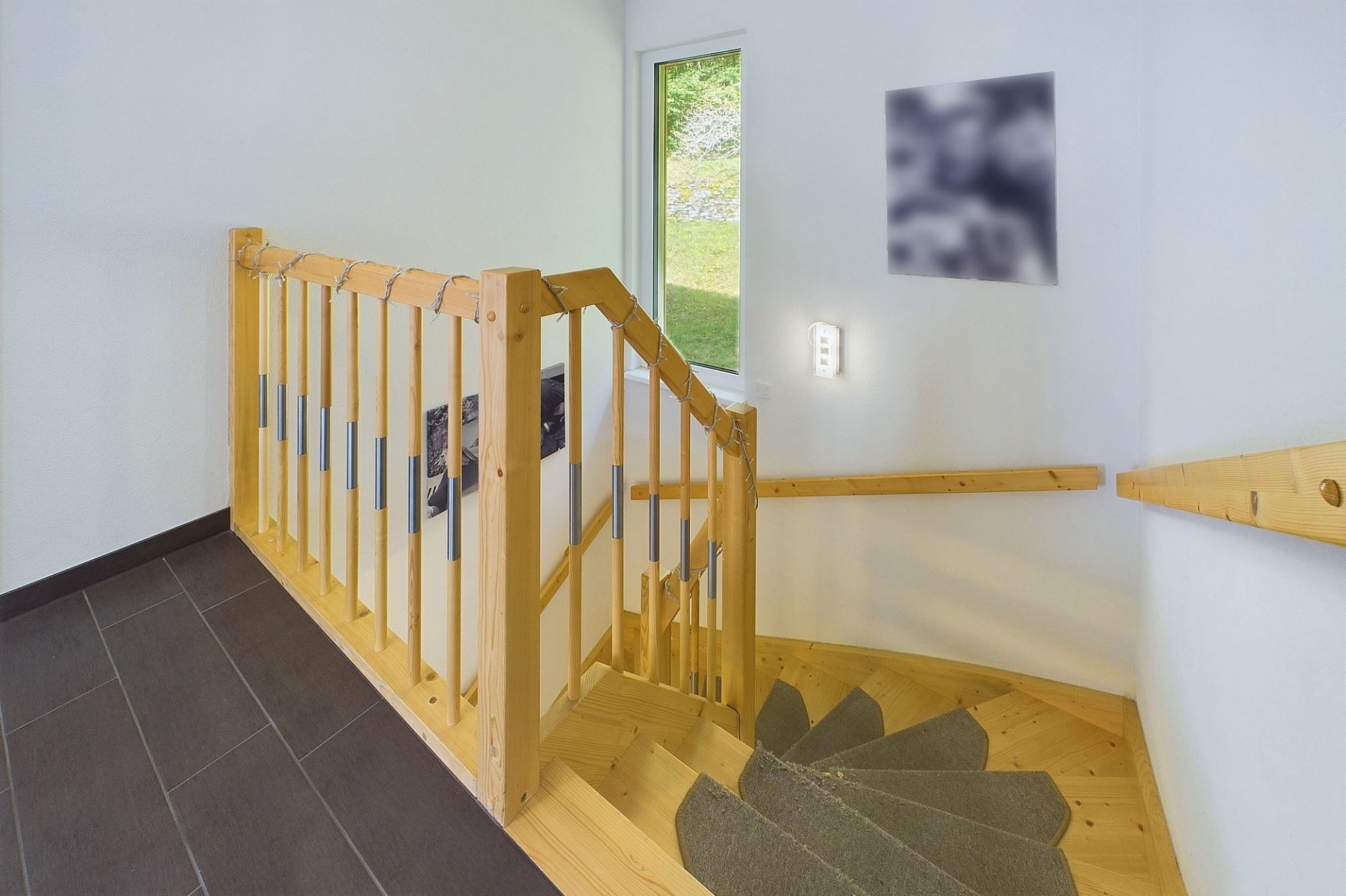 Treppenhaus mit Holzgeländer